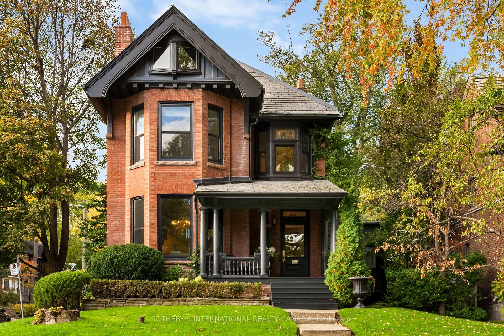 Front of 92 Woodlawn Avenue W