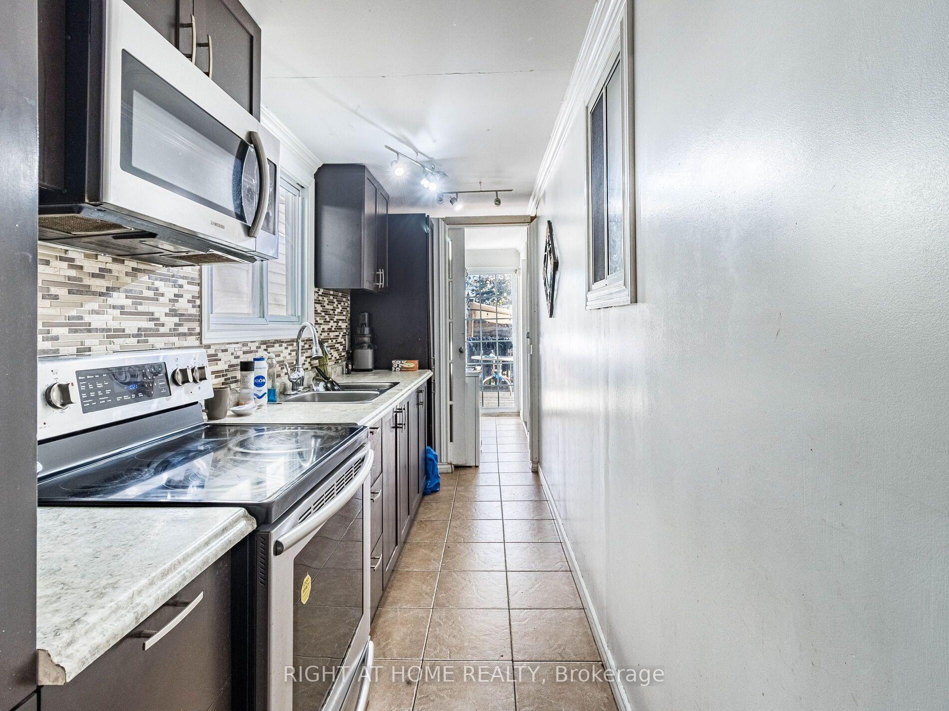 Photo 14 of 97 Twenty Ninth Street, Etobicoke, Long Branch — HOMEH