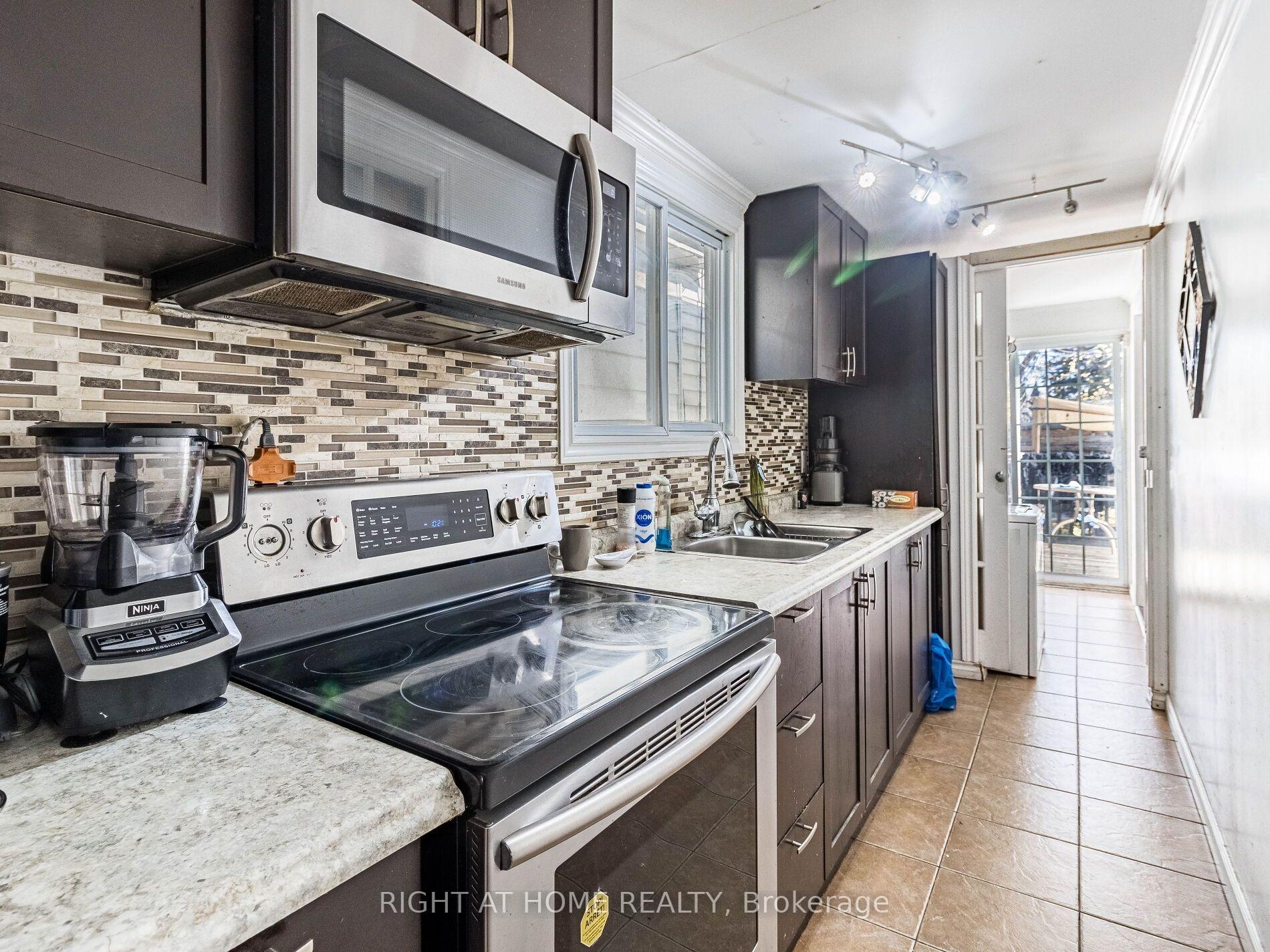 Photo 15 of 97 Twenty Ninth Street, Etobicoke, Long Branch — HOMEH