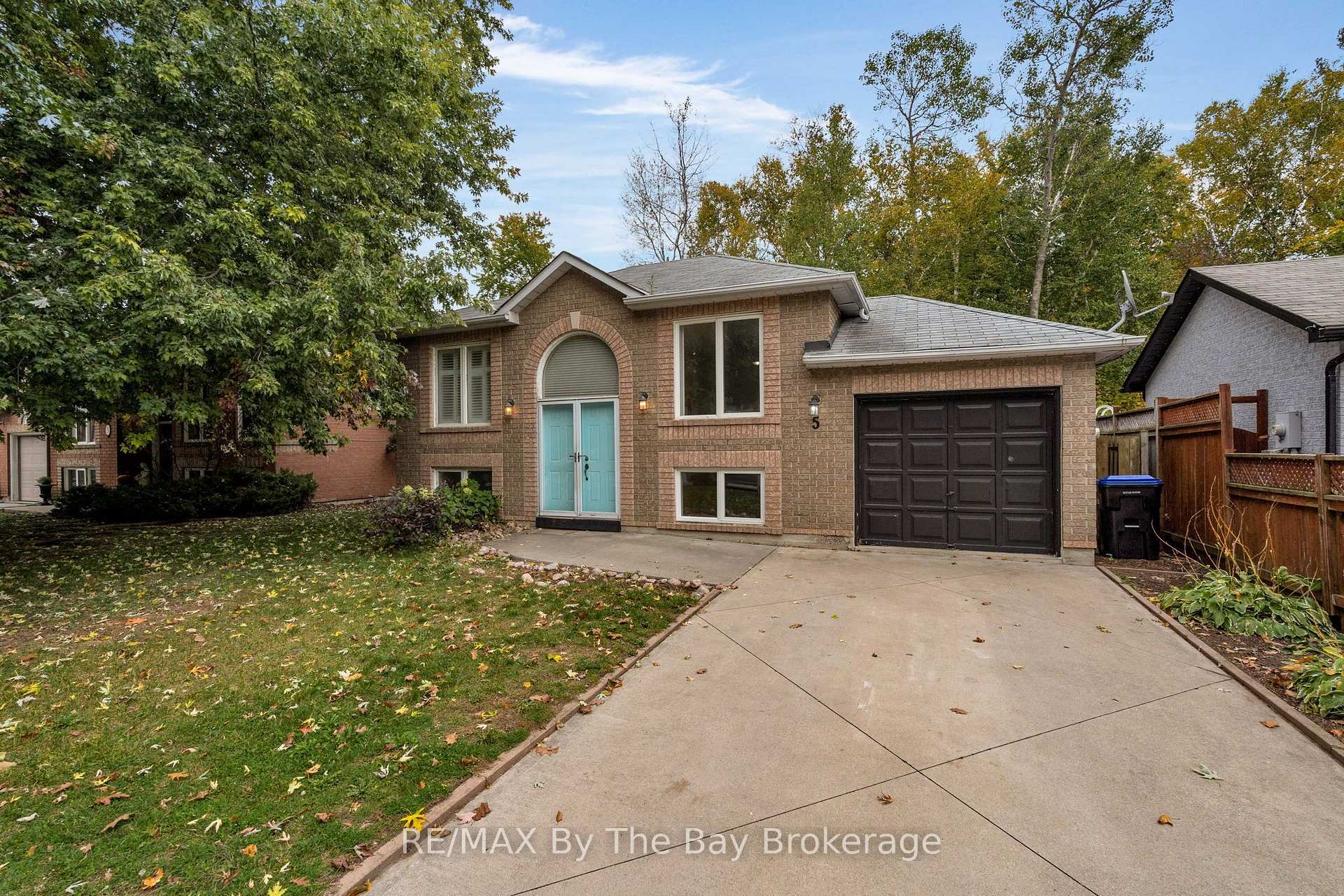 Photo 2 of 5 Brillinger Drive, Wasaga Beach — HOMEH