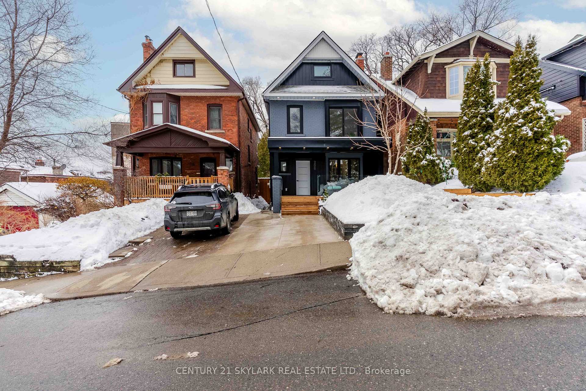 Photo 3 of 208 Gainsborough Road, Toronto, Woodbine Corridor — HOMEH