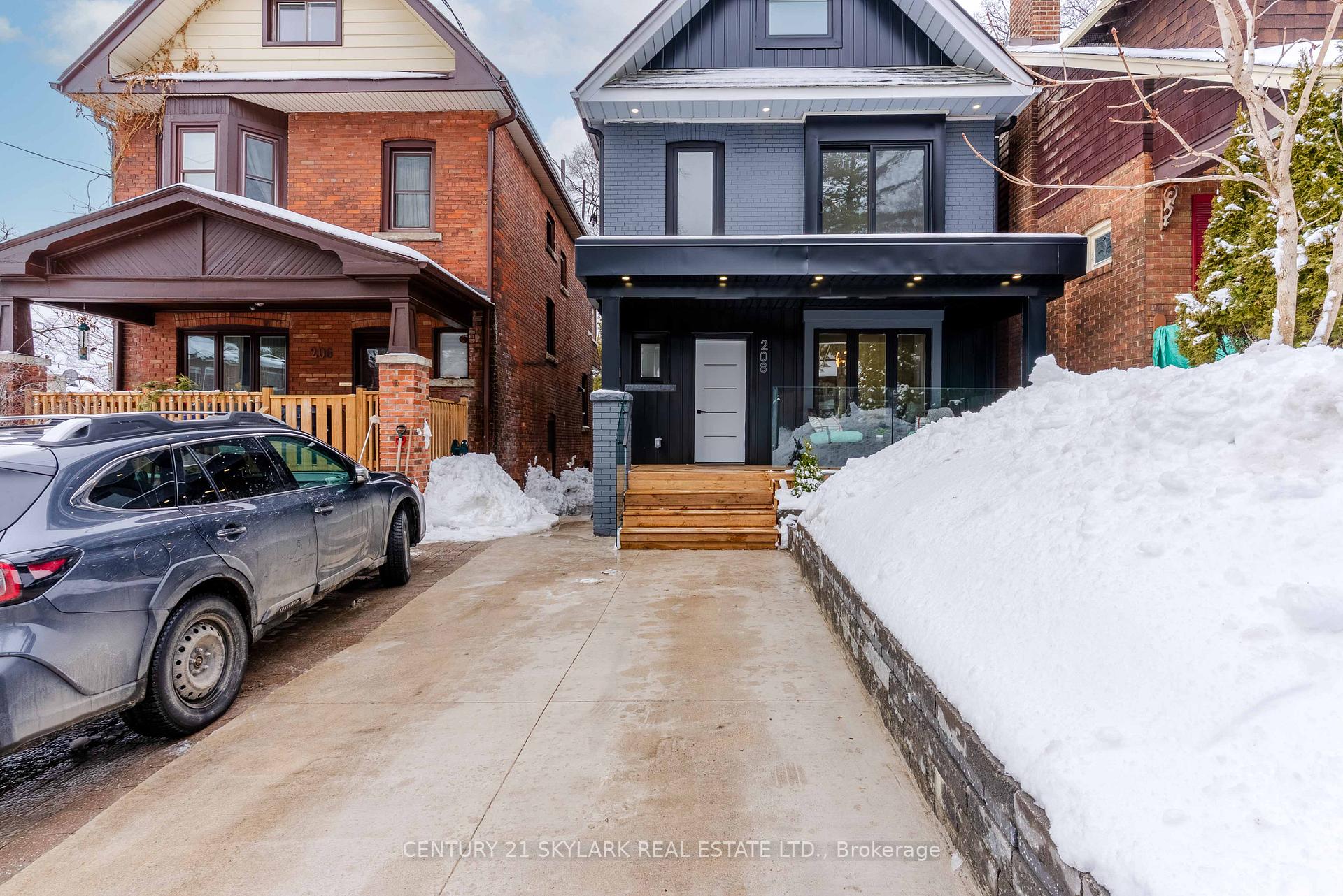 Photo 4 of 208 Gainsborough Road, Toronto, Woodbine Corridor — HOMEH