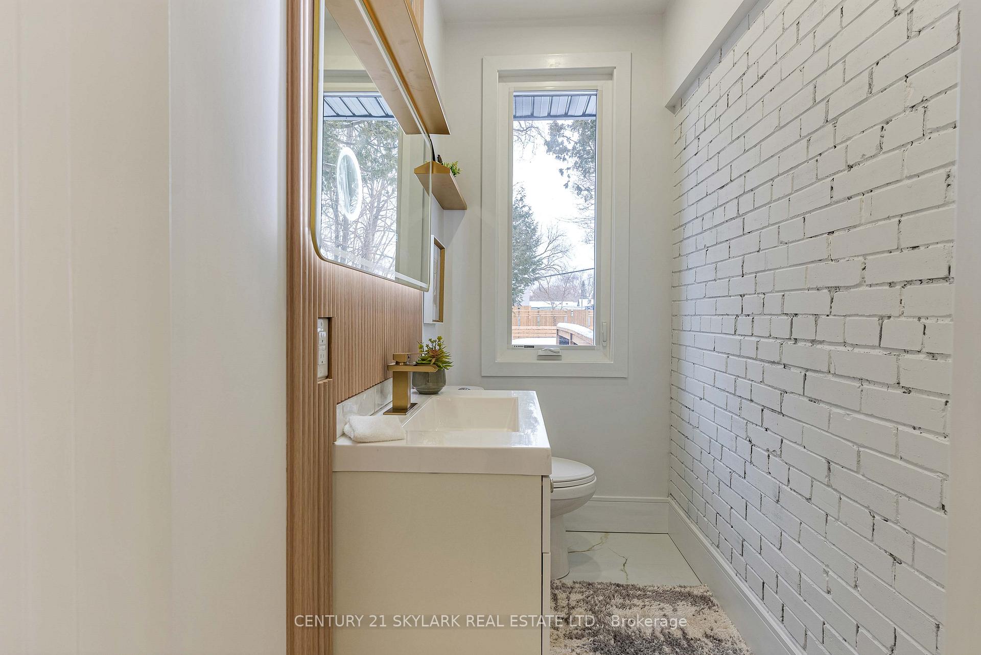 Photo 18 of 208 Gainsborough Road, Toronto, Woodbine Corridor — HOMEH