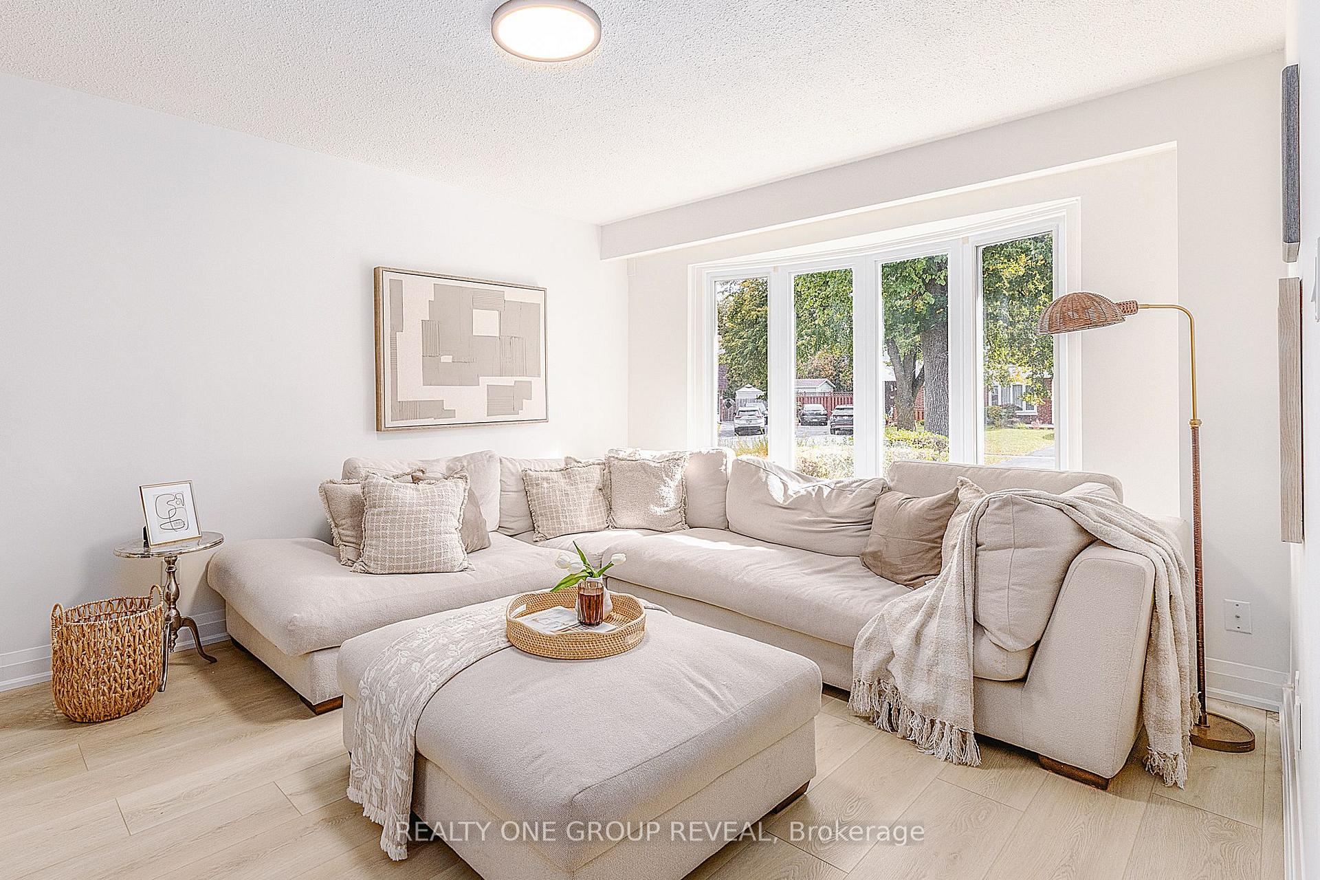 Photo 2 of 938 Harding Street, Whitby, Downtown Whitby — HOMEH