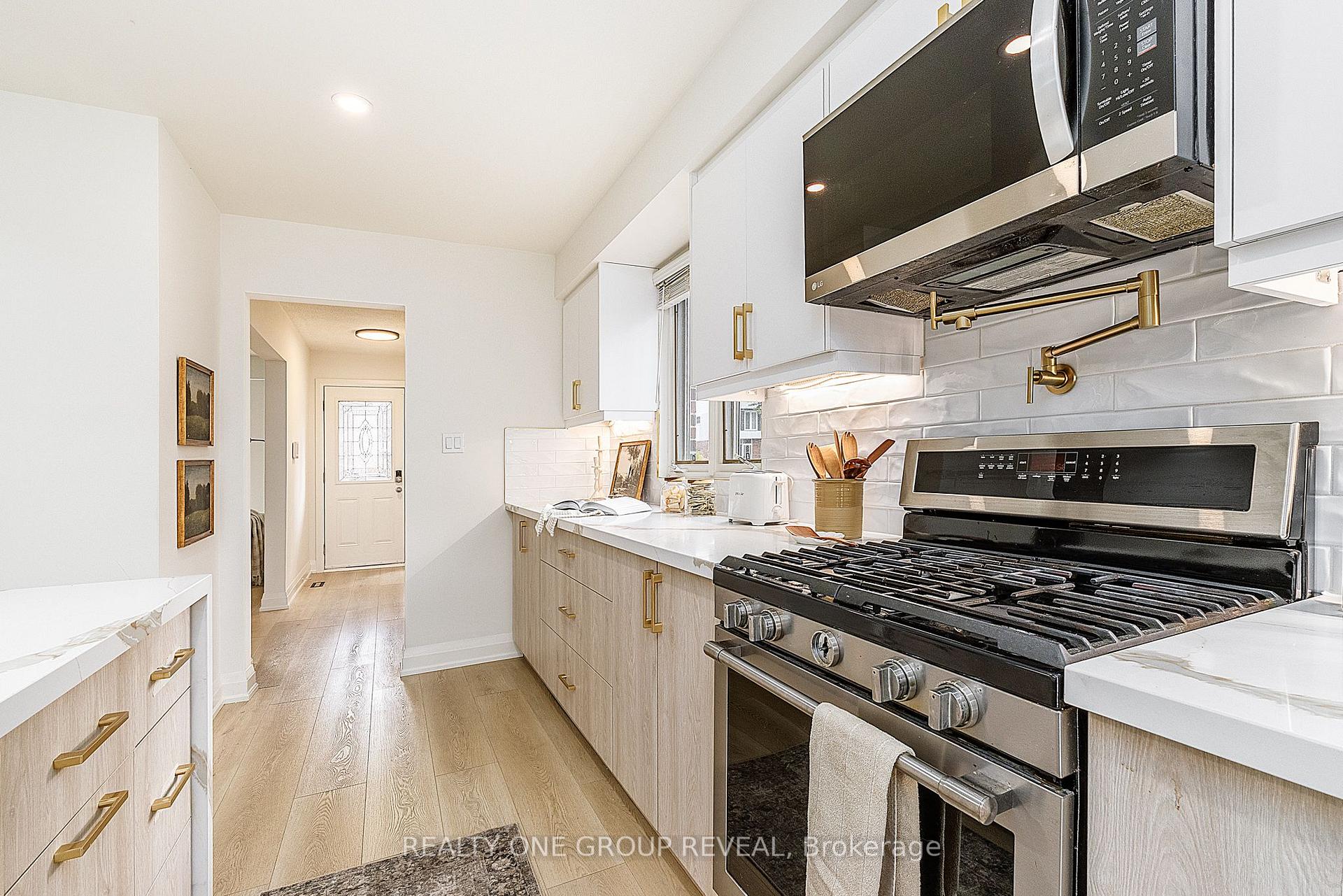 Photo 6 of 938 Harding Street, Whitby, Downtown Whitby — HOMEH