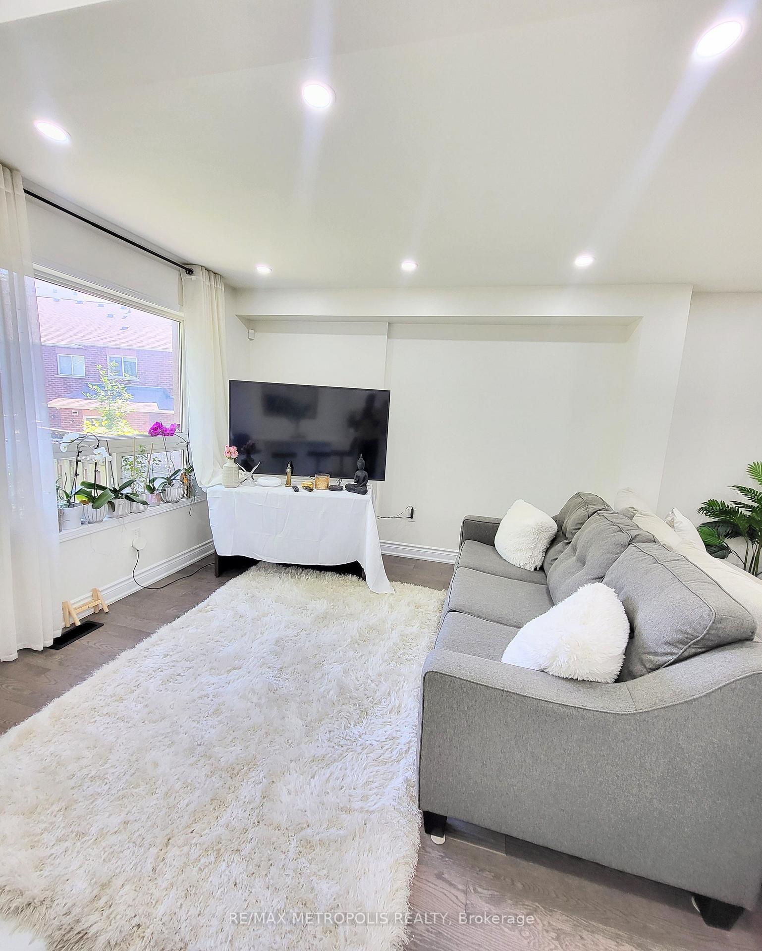 Photo 5 of Unit 12, 435 Middlefield Road, Scarborough, Agincourt North — HOMEH