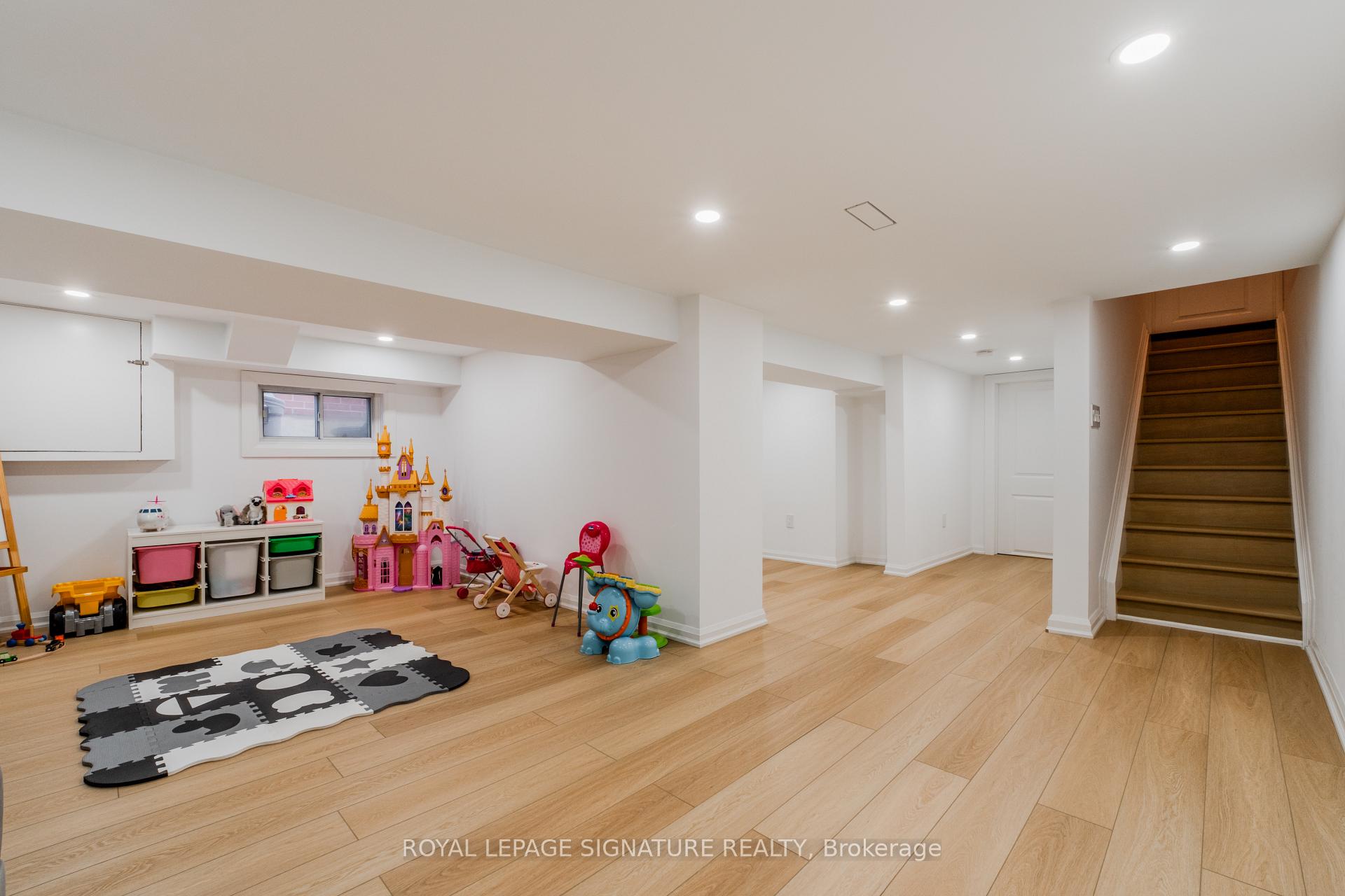 Photo 17 of 15 Battenberg Avenue, Toronto, Woodbine Corridor — HOMEH