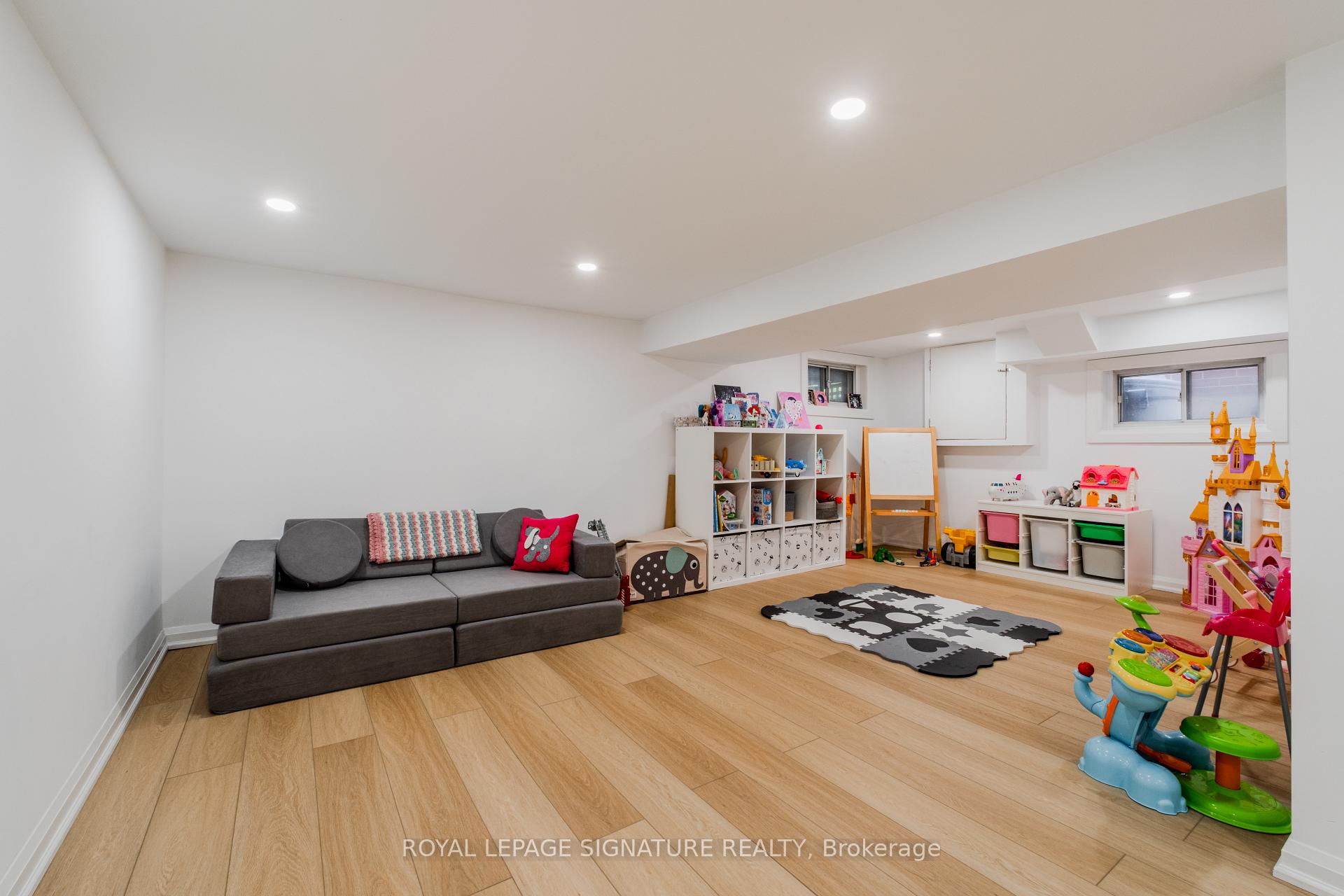 Photo 18 of 15 Battenberg Avenue, Toronto, Woodbine Corridor — HOMEH