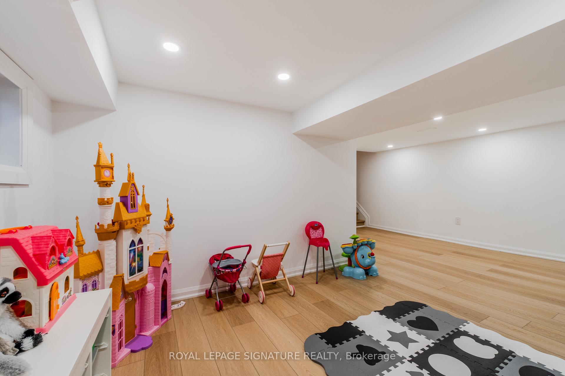 Photo 19 of 15 Battenberg Avenue, Toronto, Woodbine Corridor — HOMEH