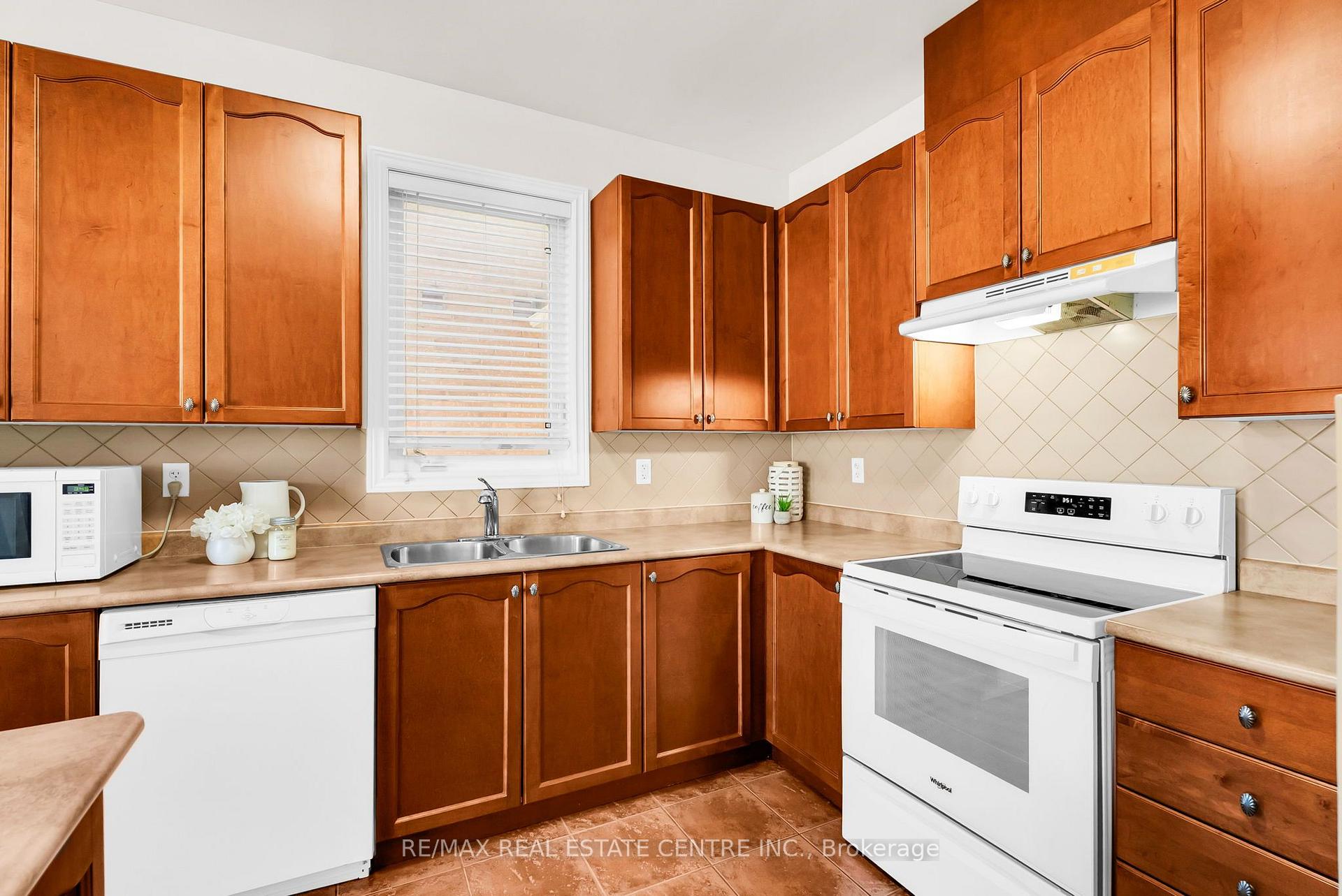 Photo 15 of 43 Delphinium Way, Brampton, Northwest Sandalwood Parkway — HOMEH