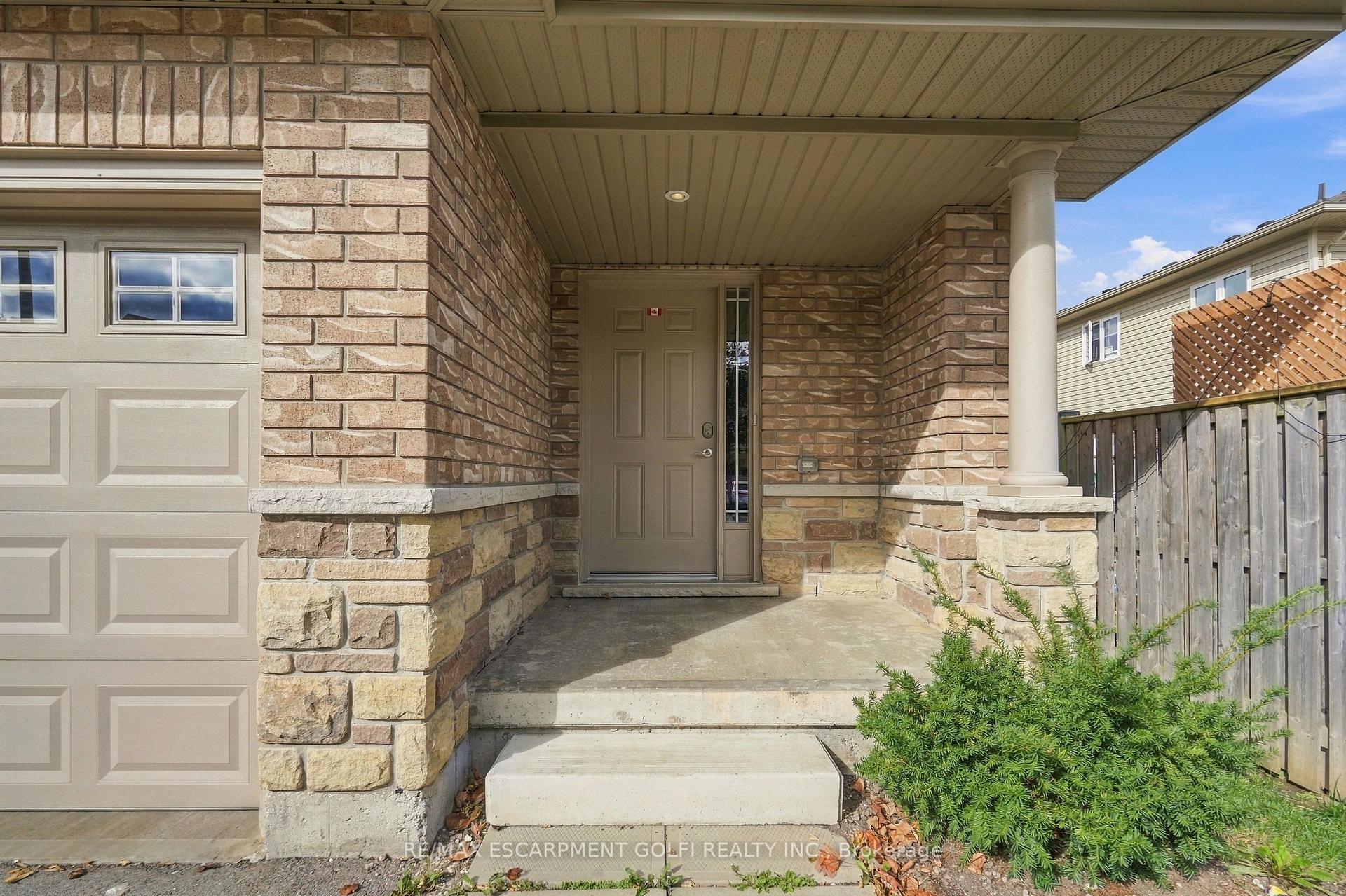 Photo 3 of 82 Charleswood Crescent, Hamilton, Rural Glanbrook — HOMEH