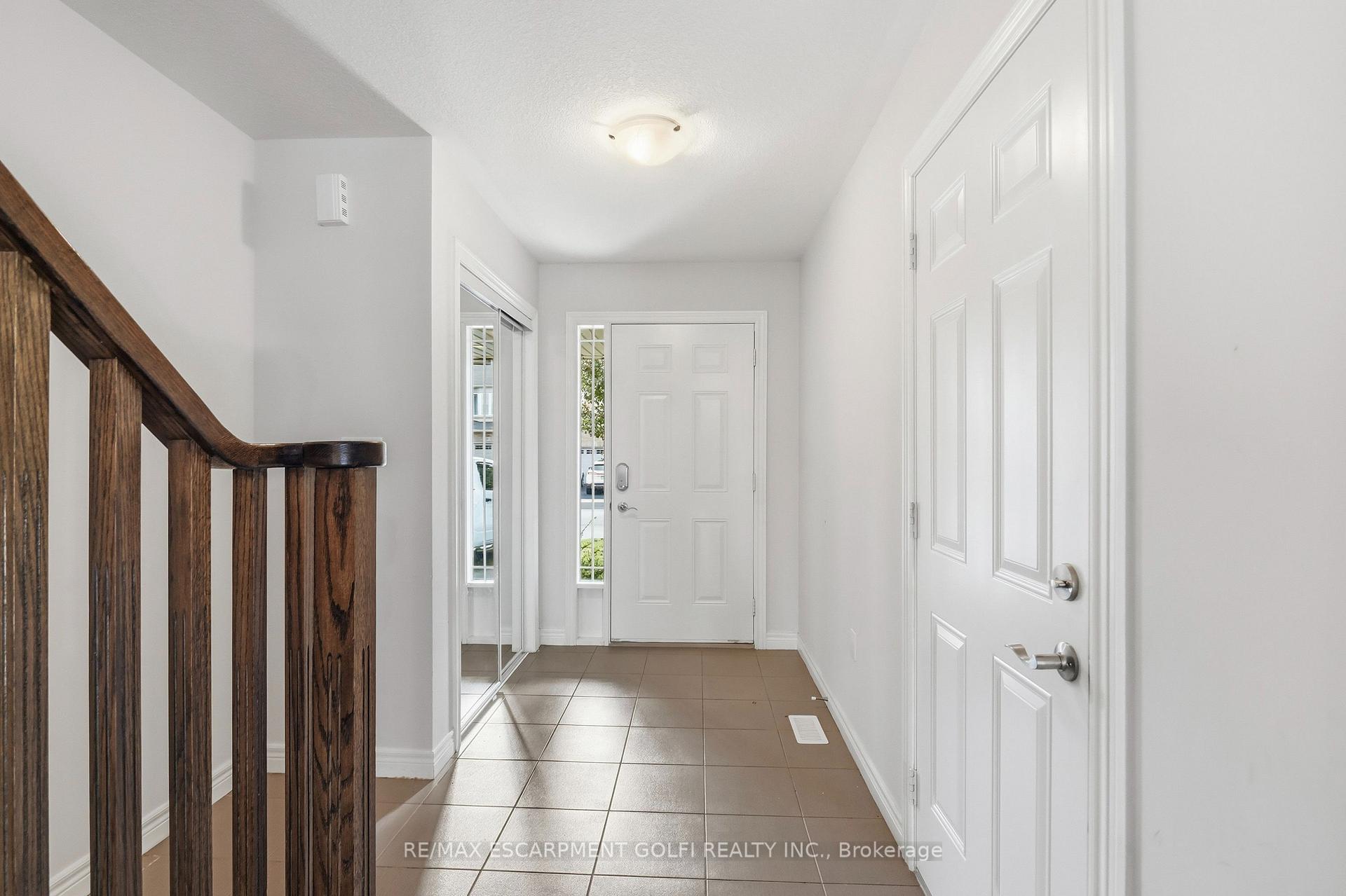 Photo 4 of 82 Charleswood Crescent, Hamilton, Rural Glanbrook — HOMEH