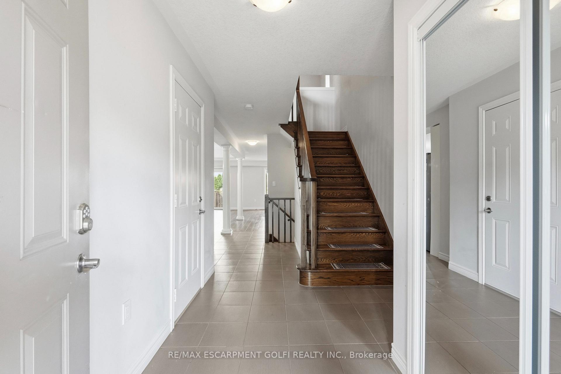 Photo 5 of 82 Charleswood Crescent, Hamilton, Rural Glanbrook — HOMEH