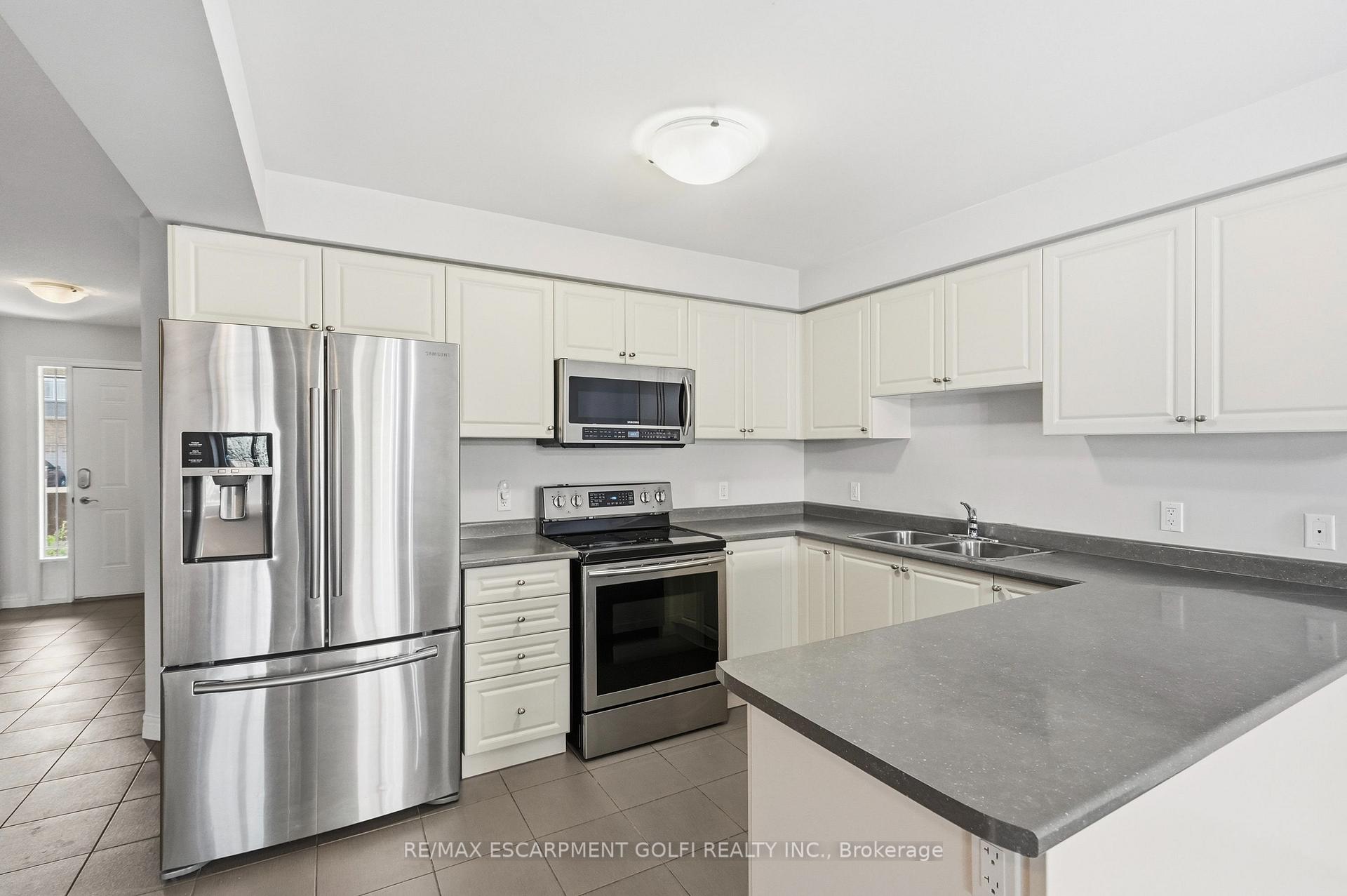 Photo 6 of 82 Charleswood Crescent, Hamilton, Rural Glanbrook — HOMEH