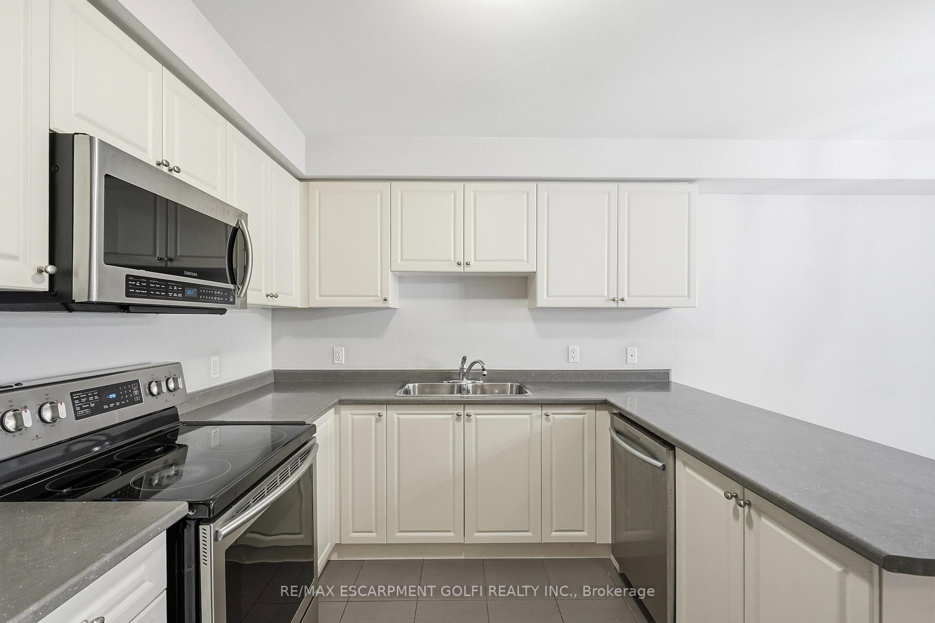 Photo 9 of 82 Charleswood Crescent, Hamilton, Rural Glanbrook — HOMEH