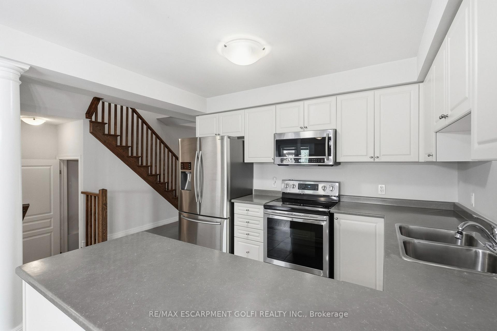 Photo 10 of 82 Charleswood Crescent, Hamilton, Rural Glanbrook — HOMEH