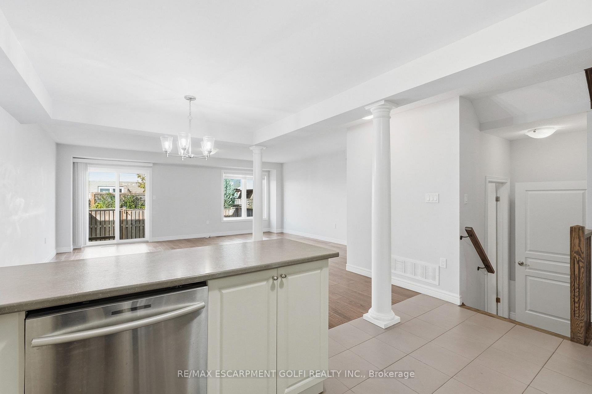 Photo 11 of 82 Charleswood Crescent, Hamilton, Rural Glanbrook — HOMEH