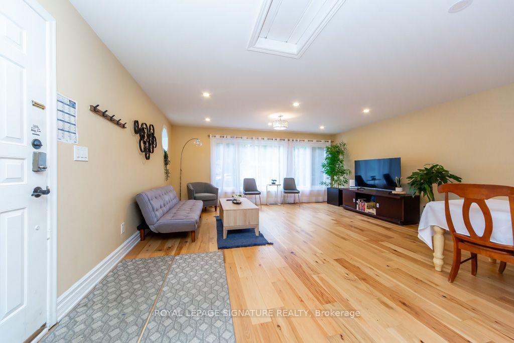 Photo 4 of 10 Beaver Bend Crescent, Etobicoke, Eringate-Centennial-West Deane — HOMEH