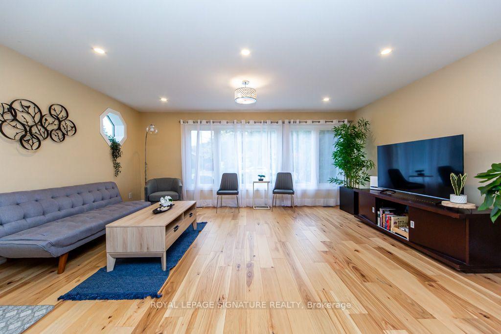 Photo 5 of 10 Beaver Bend Crescent, Etobicoke, Eringate-Centennial-West Deane — HOMEH