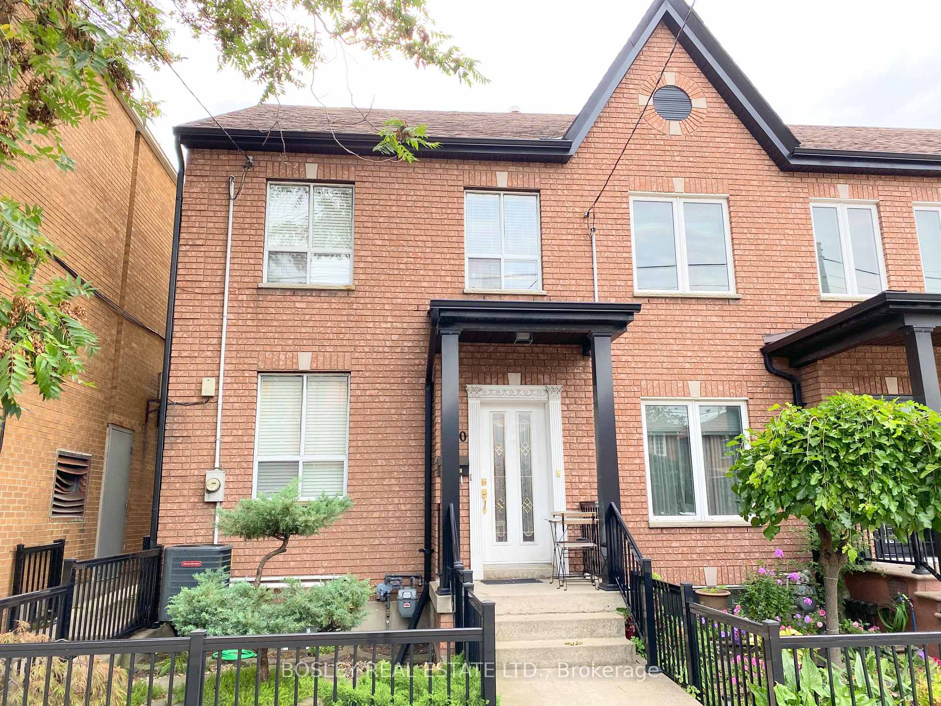 Photo of Unit Upper, 260 Ossington Avenue