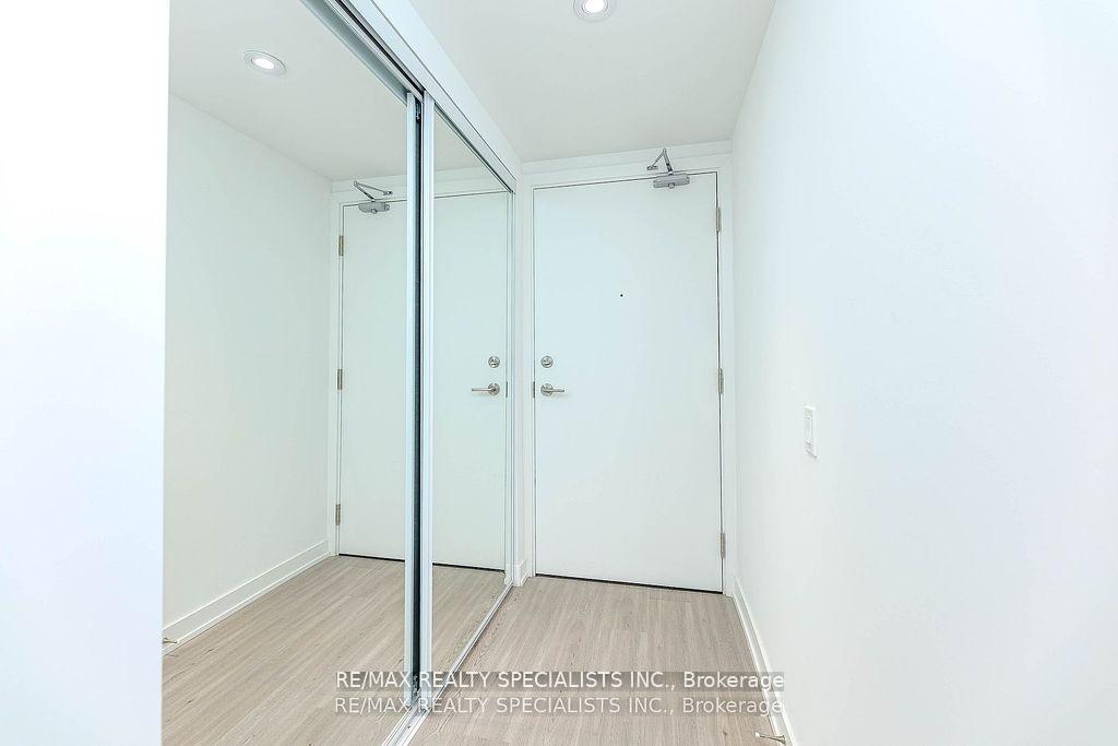 Photo 5 of Unit 1101, 8 Wellesley Street W, Toronto, Bay Street Corridor — HOMEH