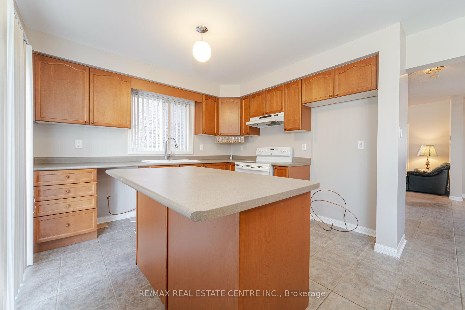 Photo 10 of Unit Upper, 15 Mendoza Drive, Brampton, Fletcher's Meadow — HOMEH