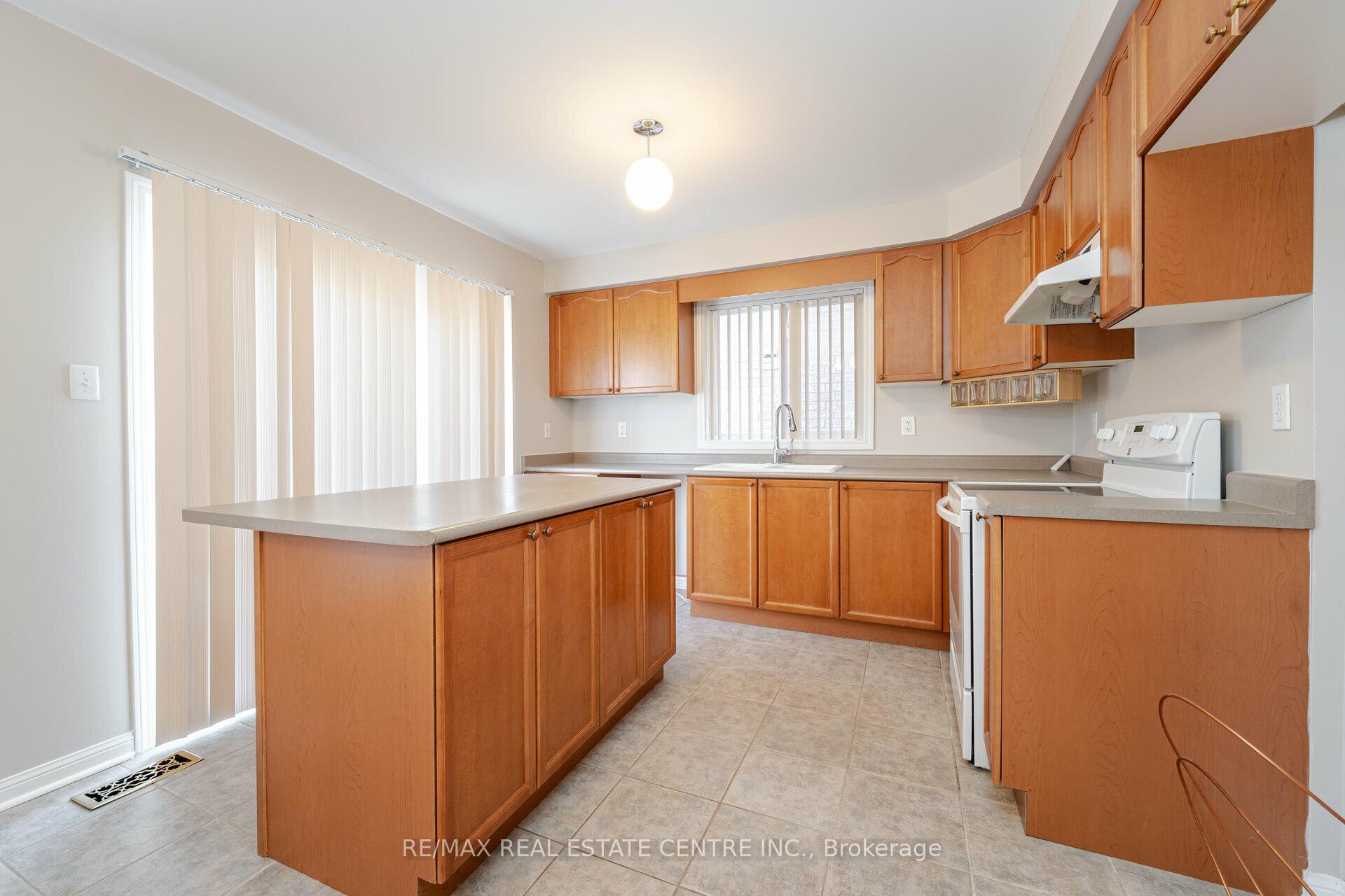 Photo 11 of Unit Upper, 15 Mendoza Drive, Brampton, Fletcher's Meadow — HOMEH