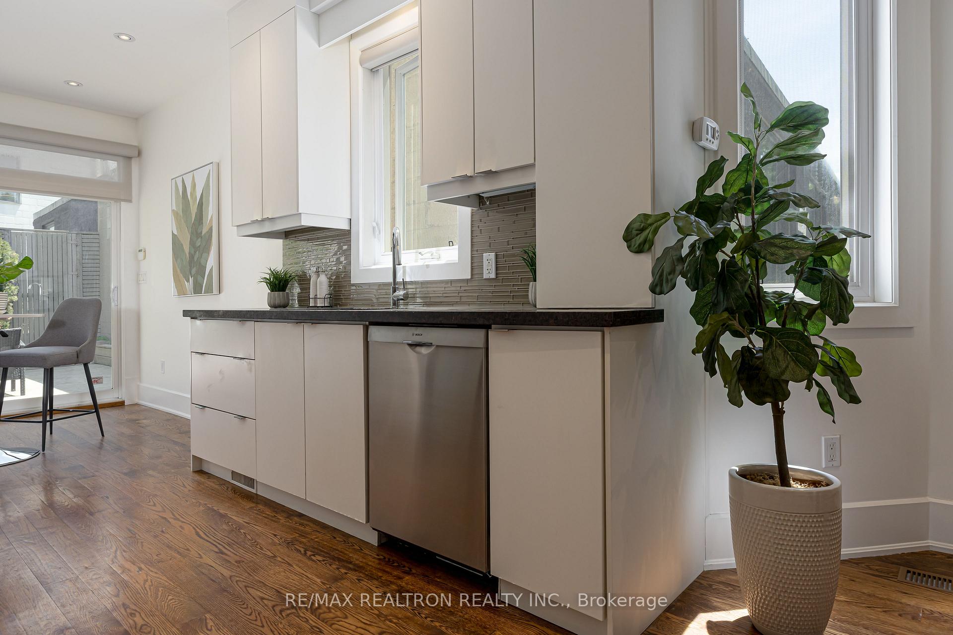 Photo 4 of 93 Walnut Avenue, Toronto, Niagara — HOMEH