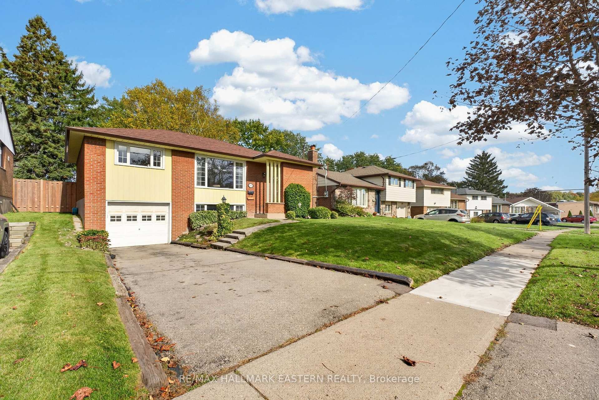 Photo 2 of 844 Florell Drive, Oshawa, Donevan — HOMEH
