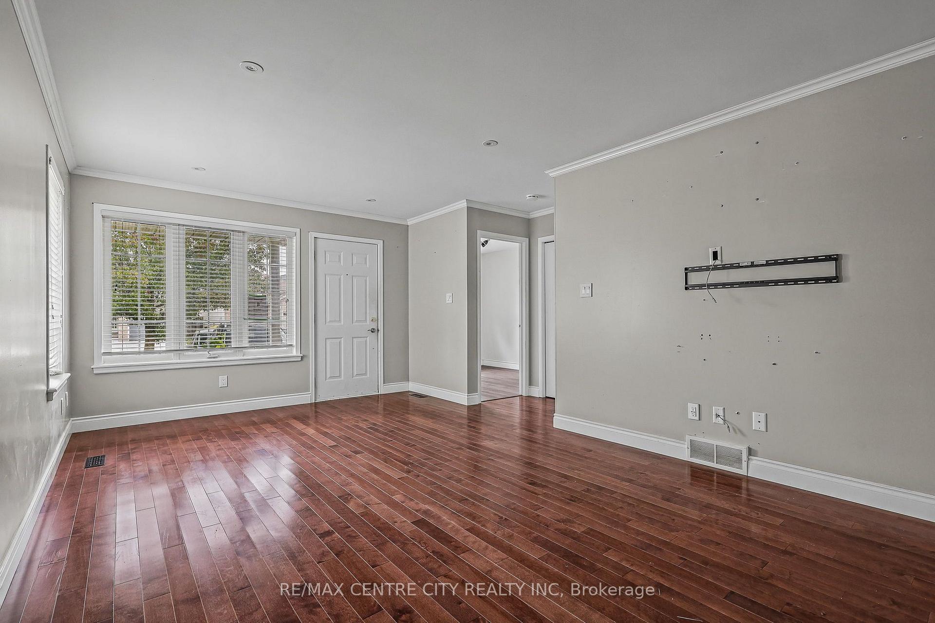 Photo 4 of 37 Juno Drive, St. Thomas — HOMEH
