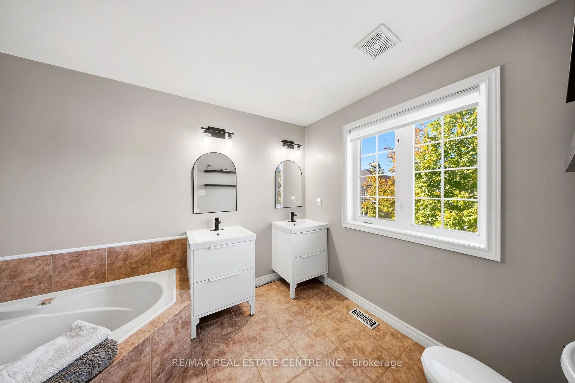 Photo 29 of 5300 Picketts Way, Burlington, Orchard — HOMEH
