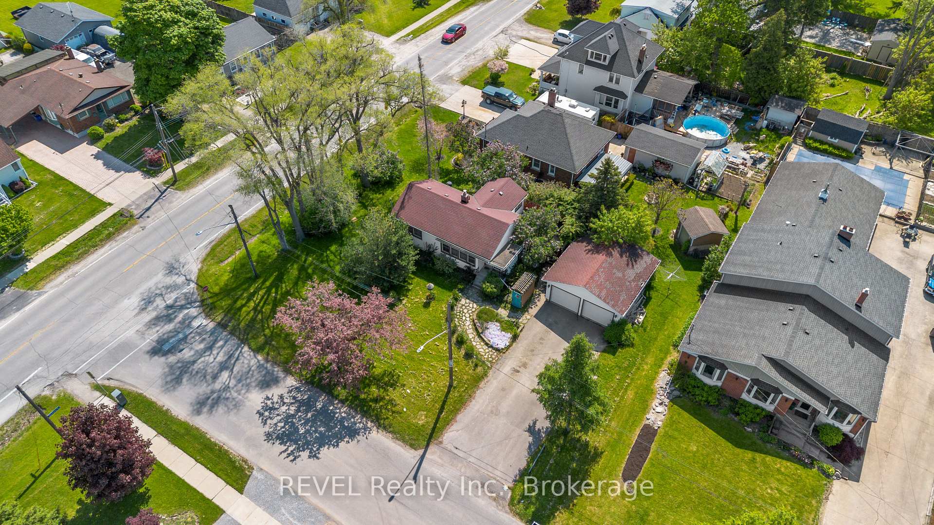 Photo 2 of 7962 Booth Street, Niagara Falls, Ascot — HOMEH