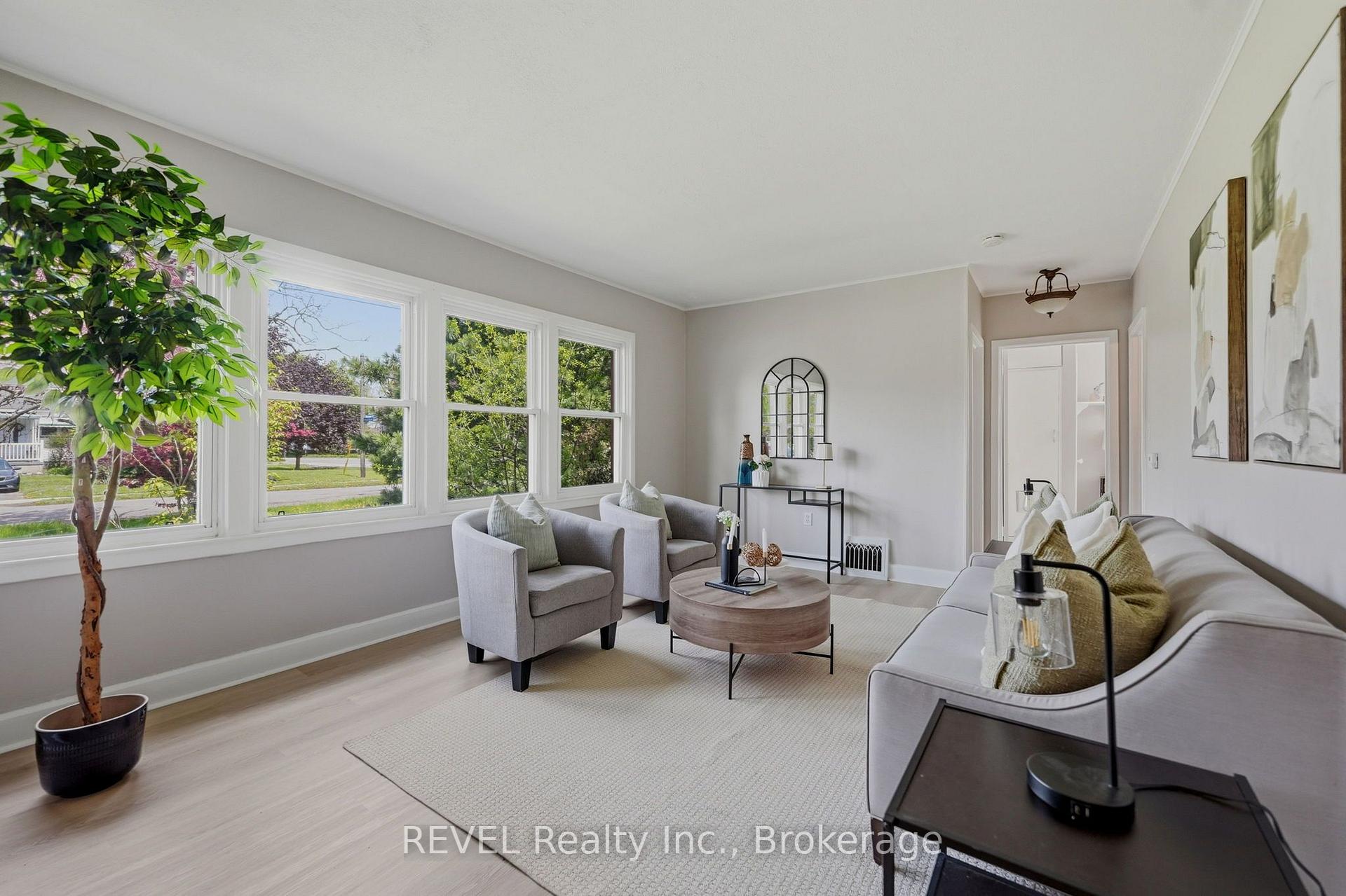 Photo 3 of 7962 Booth Street, Niagara Falls, Ascot — HOMEH