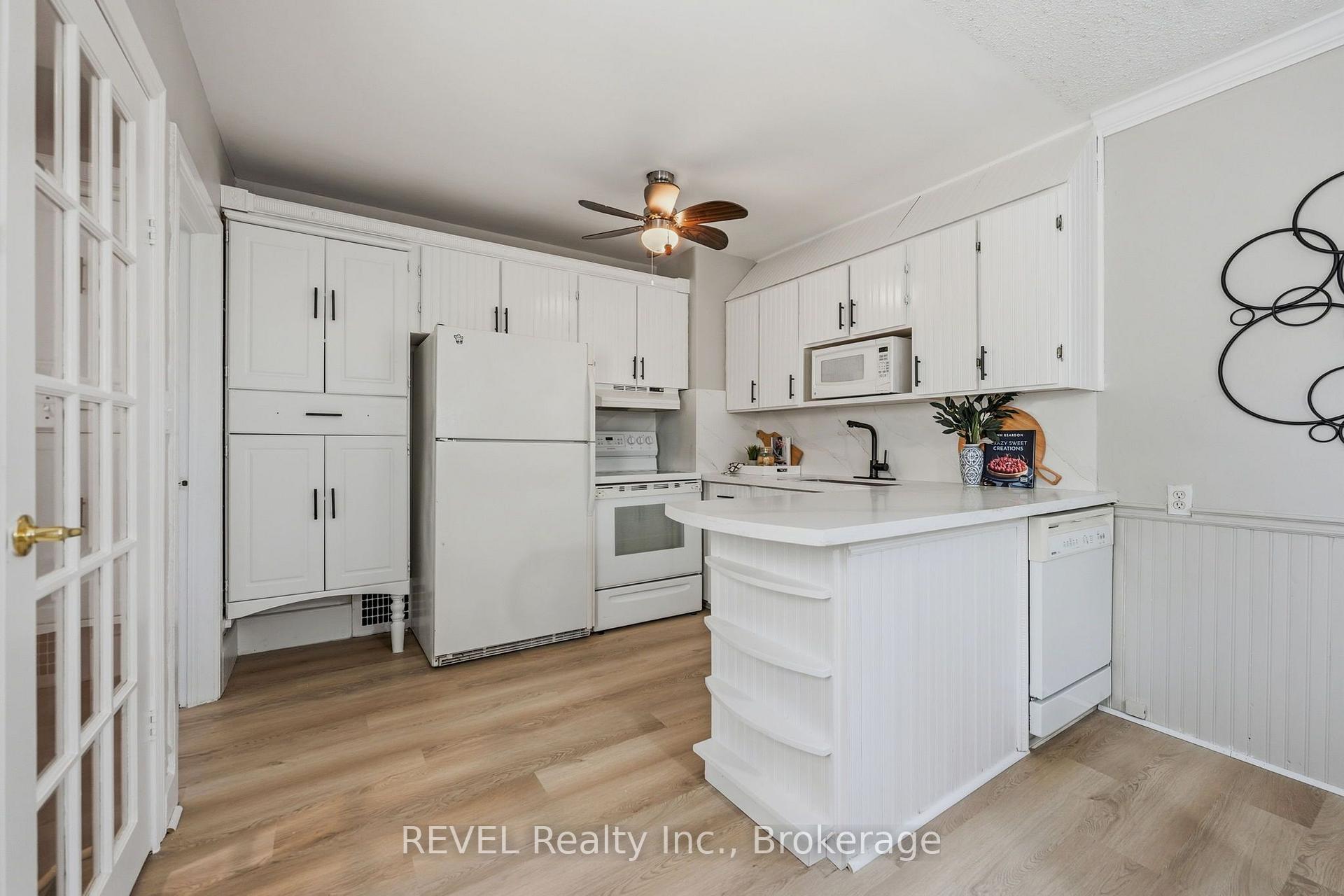 Photo 9 of 7962 Booth Street, Niagara Falls, Ascot — HOMEH