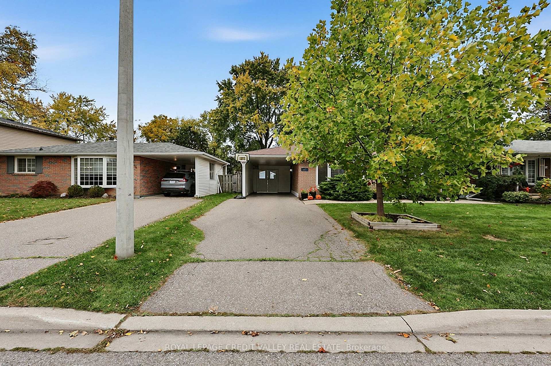 Photo 3 of 27 Castlemore Drive, Brampton, Brampton East — HOMEH