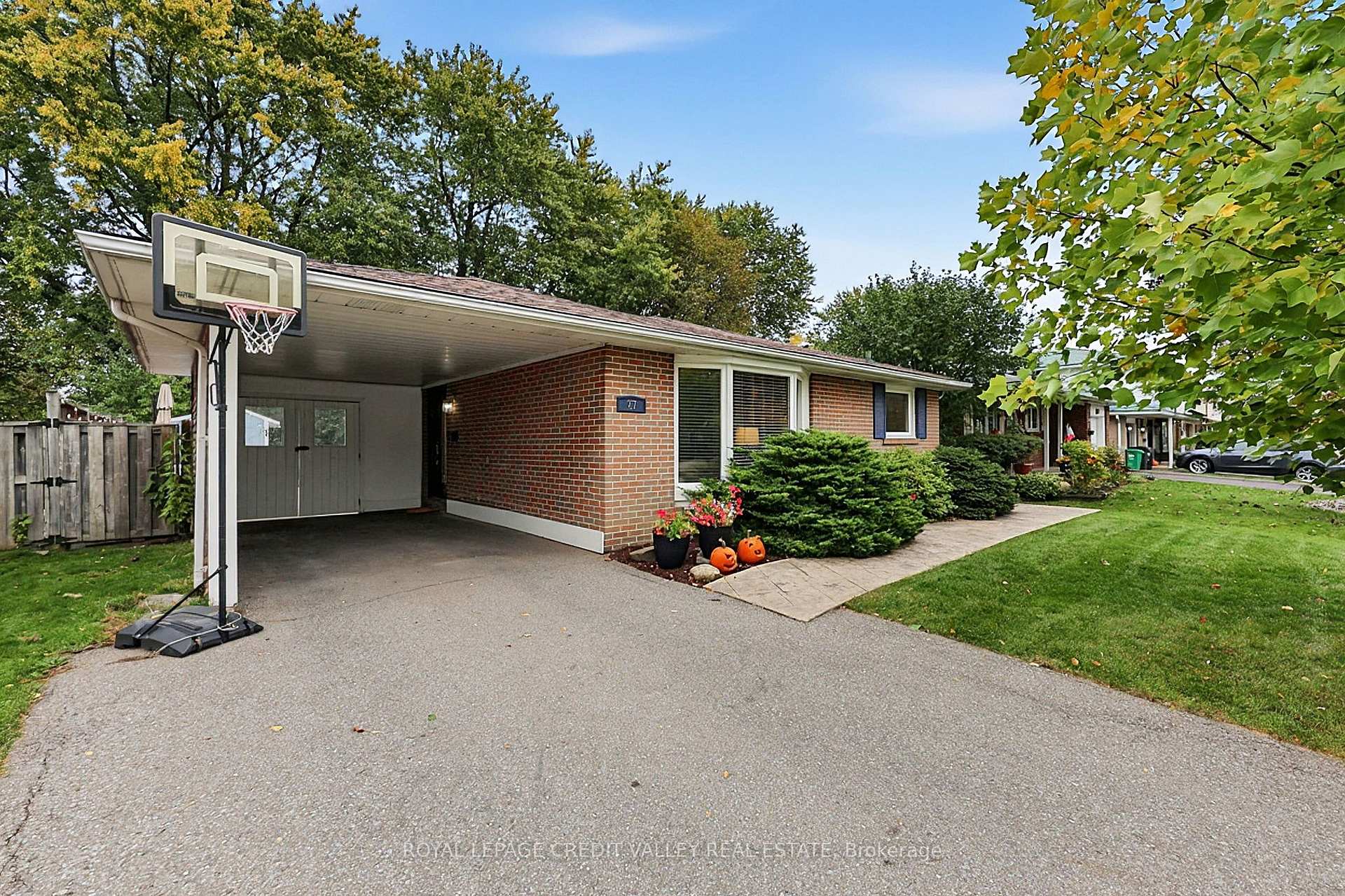 Photo 4 of 27 Castlemore Drive, Brampton, Brampton East — HOMEH