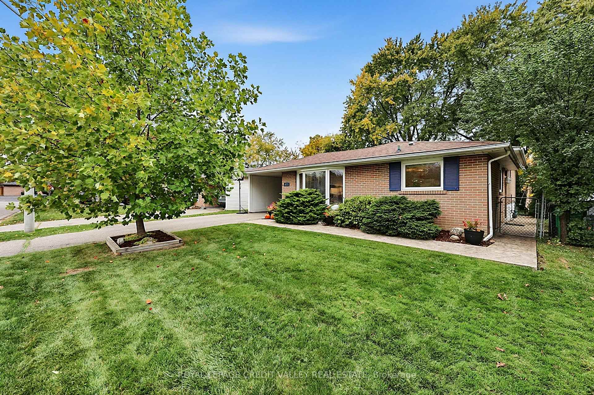 Photo 5 of 27 Castlemore Drive, Brampton, Brampton East — HOMEH