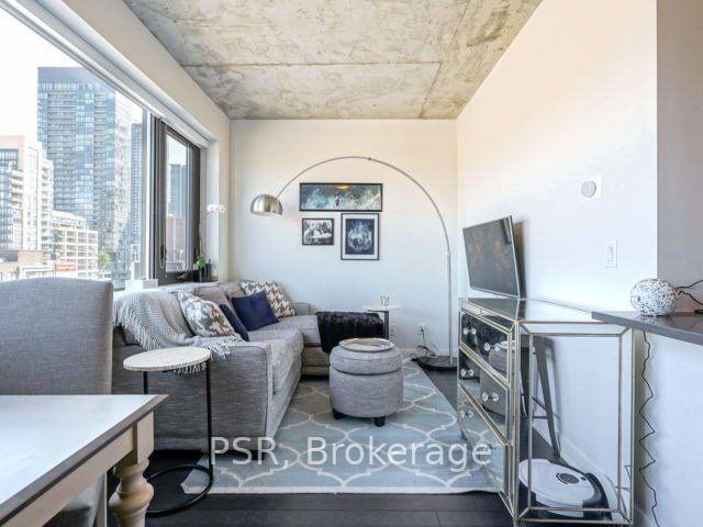 Photo of Unit 902, 400 Wellington Street W