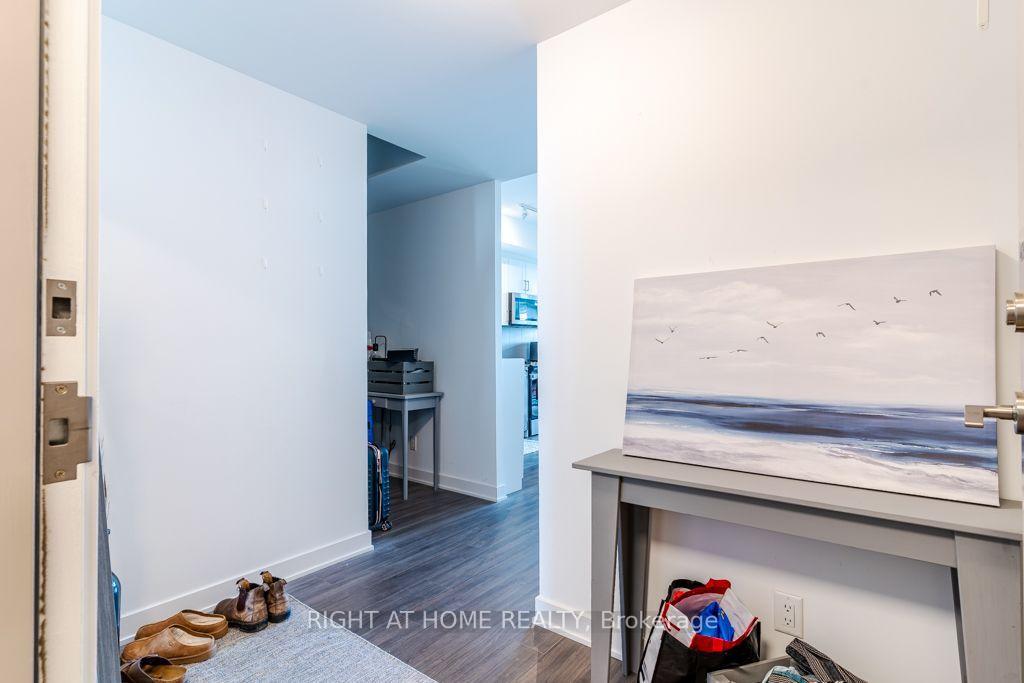 Photo 4 of Unit 409, 681 Yonge Street, Barrie, Painswick South — HOMEH
