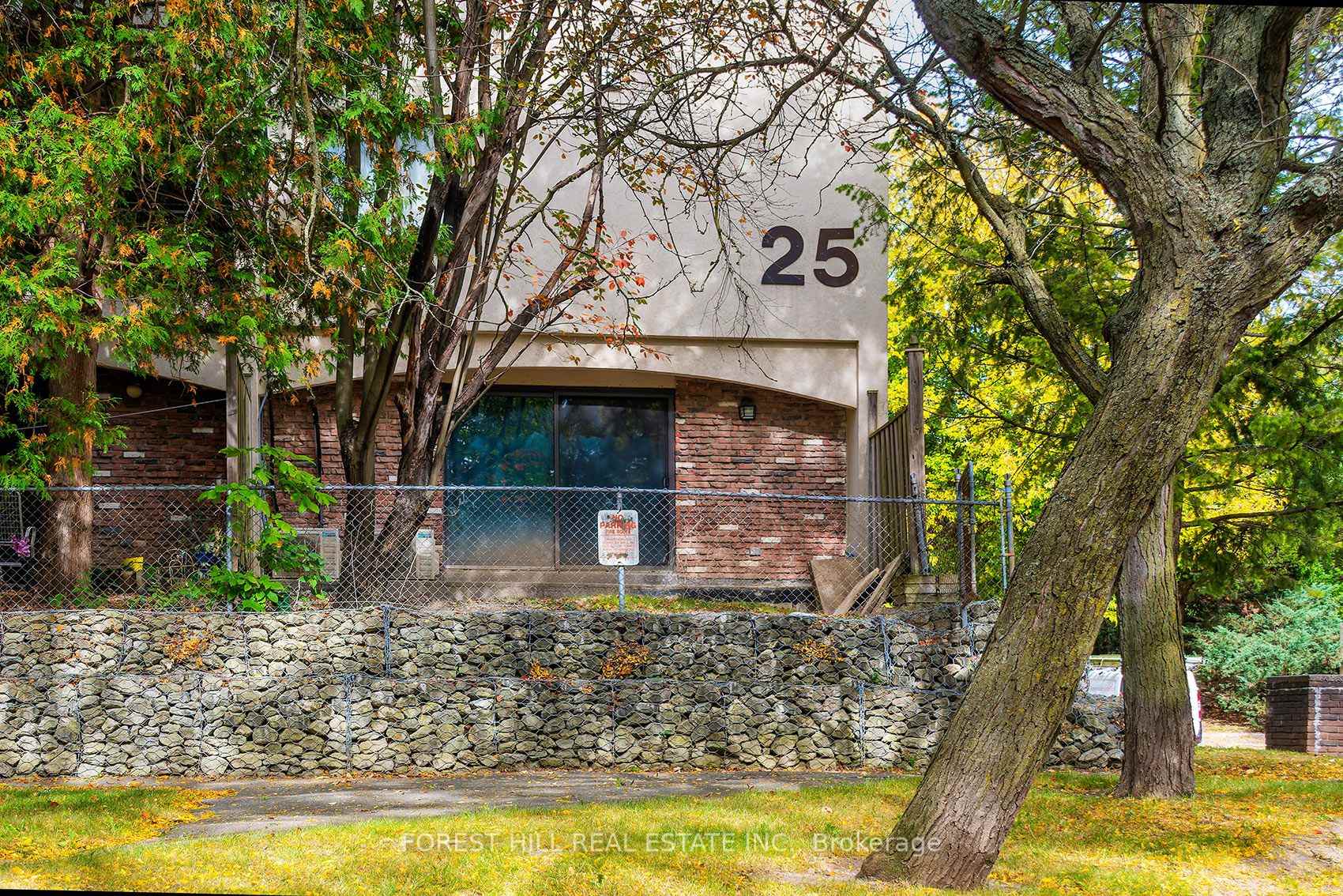 Photo 3 of Unit 6, 25 Pebble Byway, North York, Hillcrest Village — HOMEH