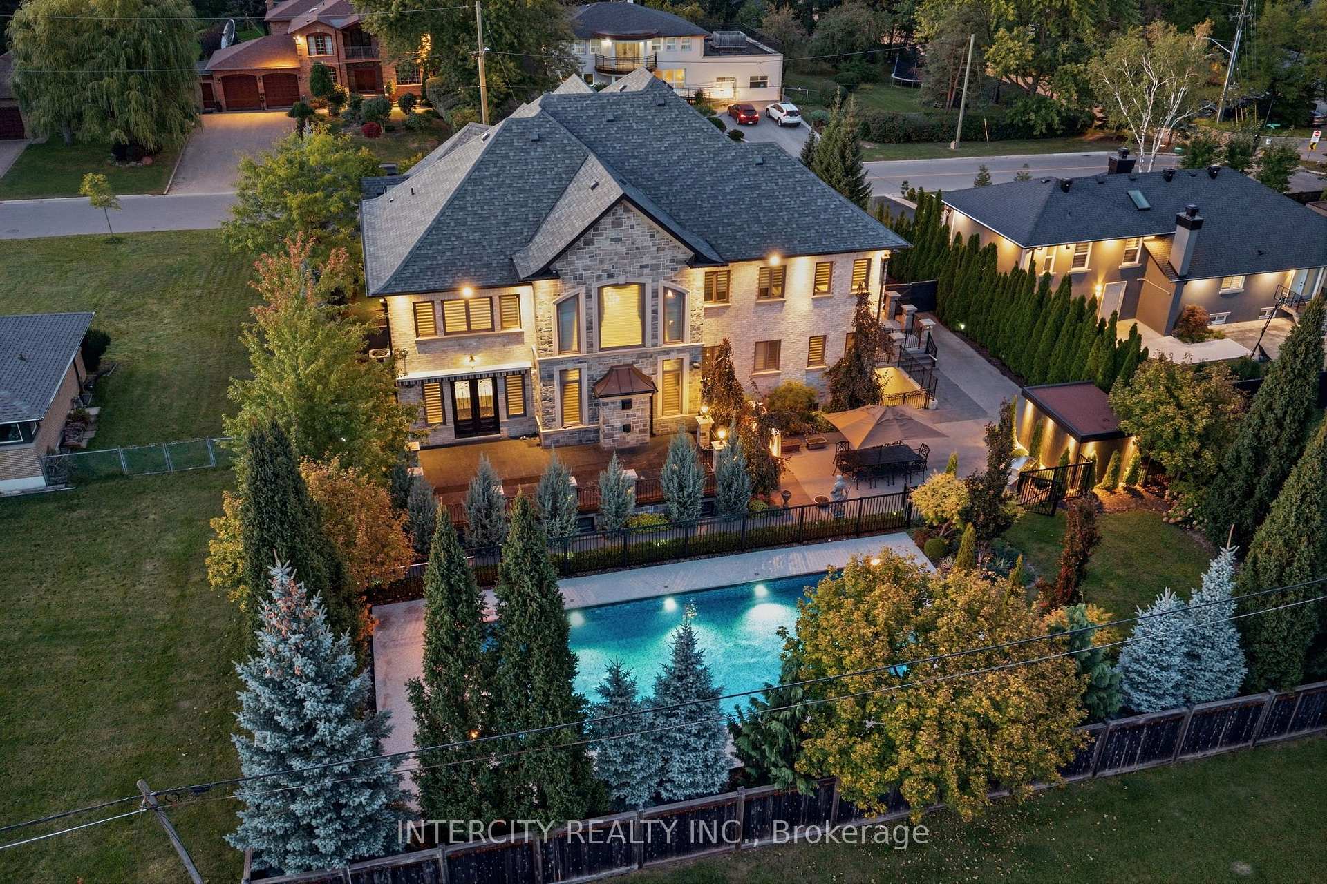 Photo 2 of 27 Rockview Gardens, Vaughan, Concord — HOMEH
