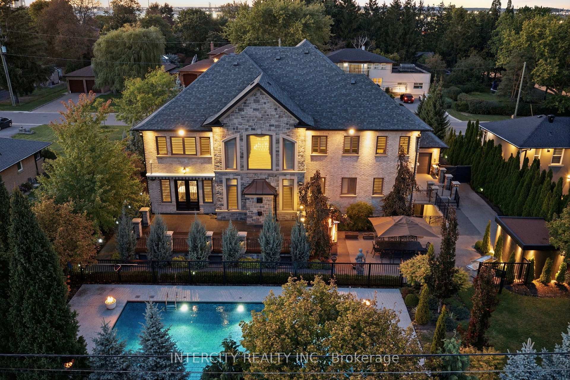 Photo 3 of 27 Rockview Gardens, Vaughan, Concord — HOMEH