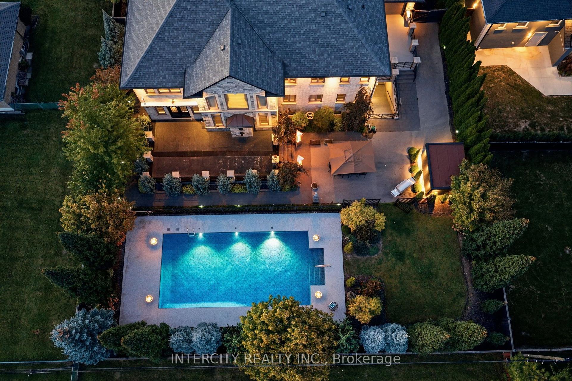 Photo 4 of 27 Rockview Gardens, Vaughan, Concord — HOMEH