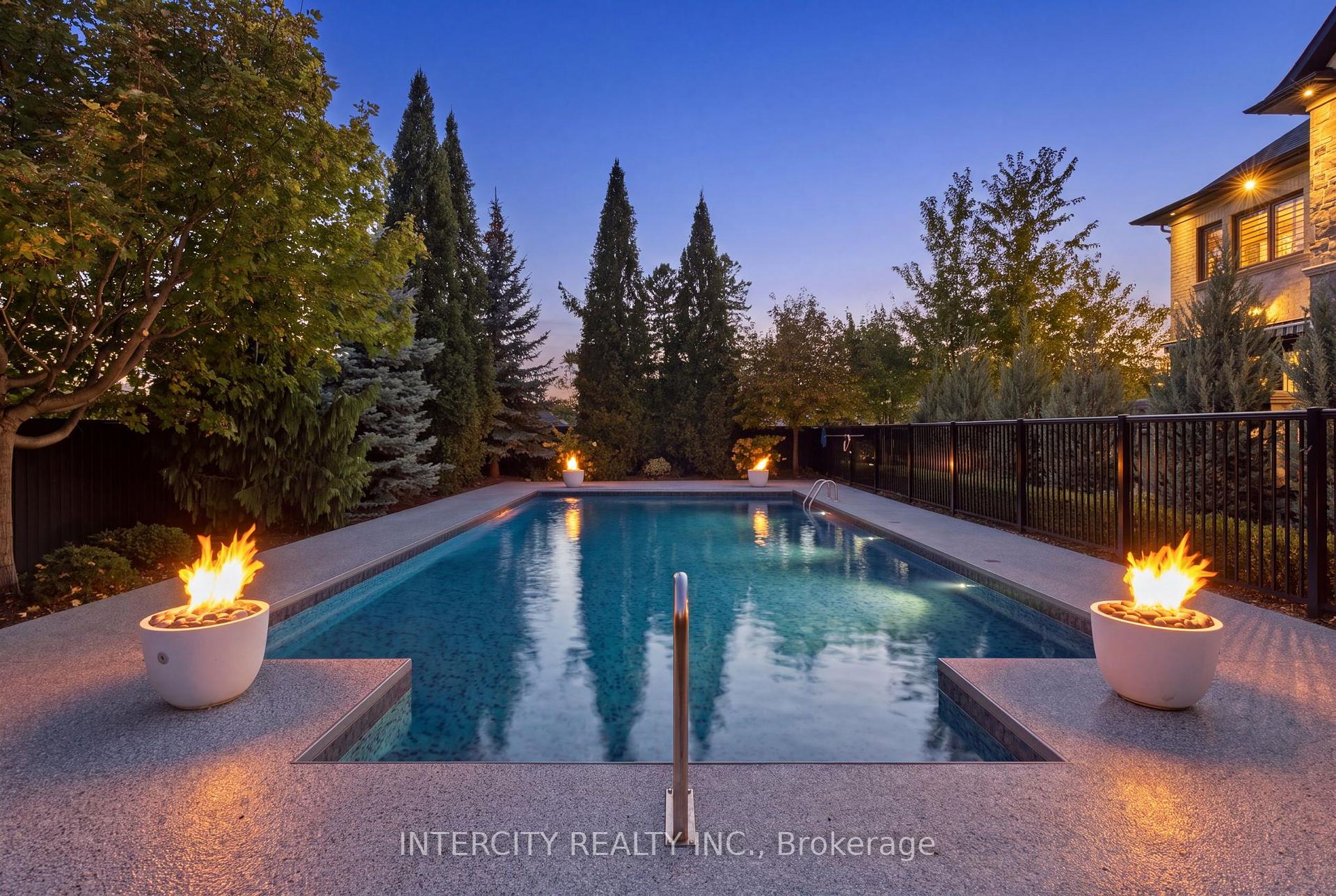 Photo 5 of 27 Rockview Gardens, Vaughan, Concord — HOMEH