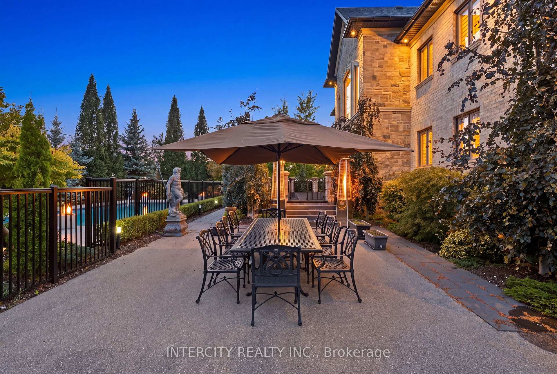 Photo 6 of 27 Rockview Gardens, Vaughan, Concord — HOMEH