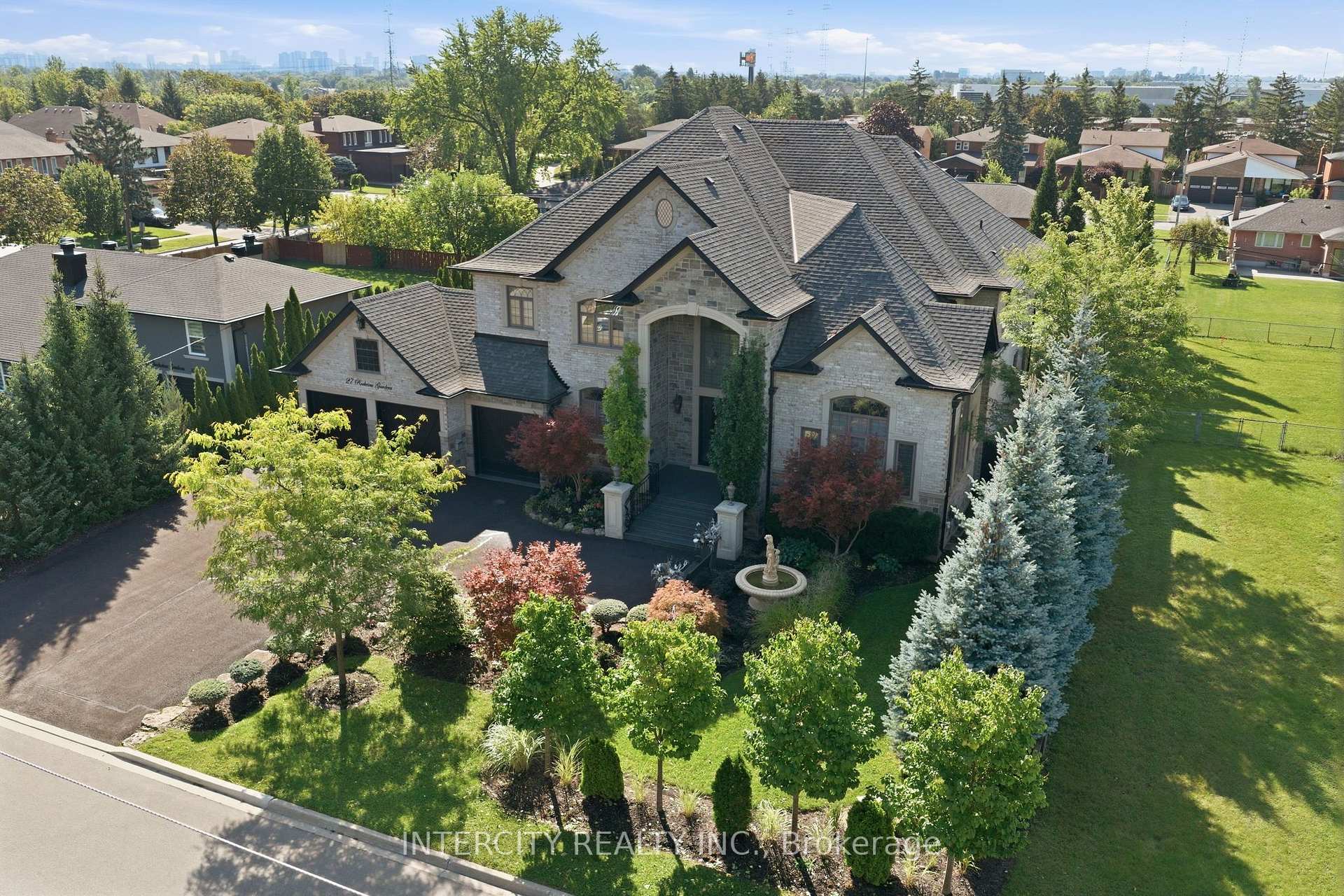 Photo 7 of 27 Rockview Gardens, Vaughan, Concord — HOMEH