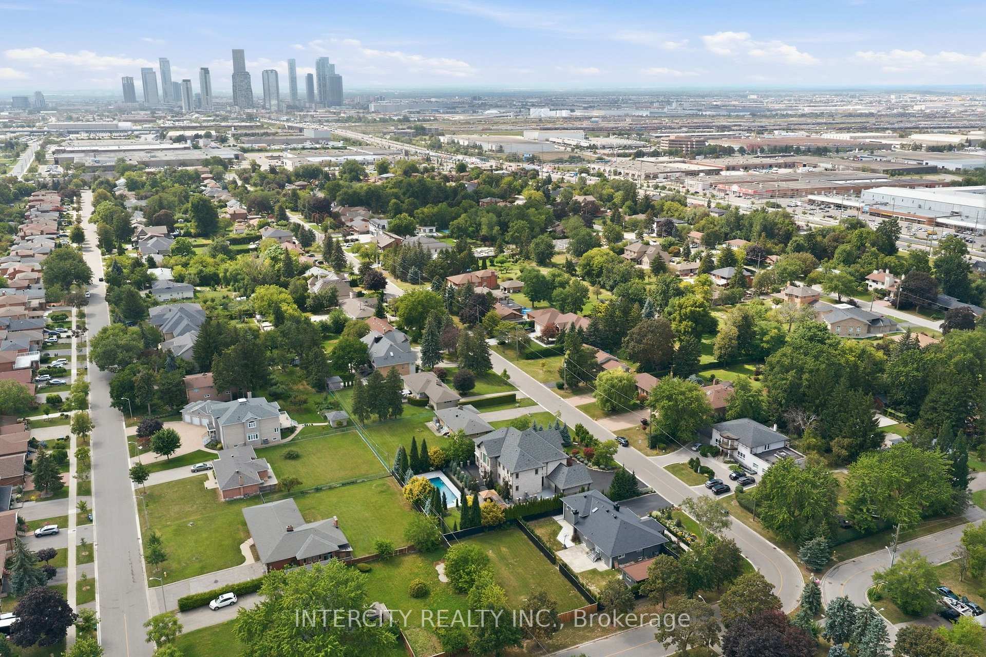 Photo 8 of 27 Rockview Gardens, Vaughan, Concord — HOMEH