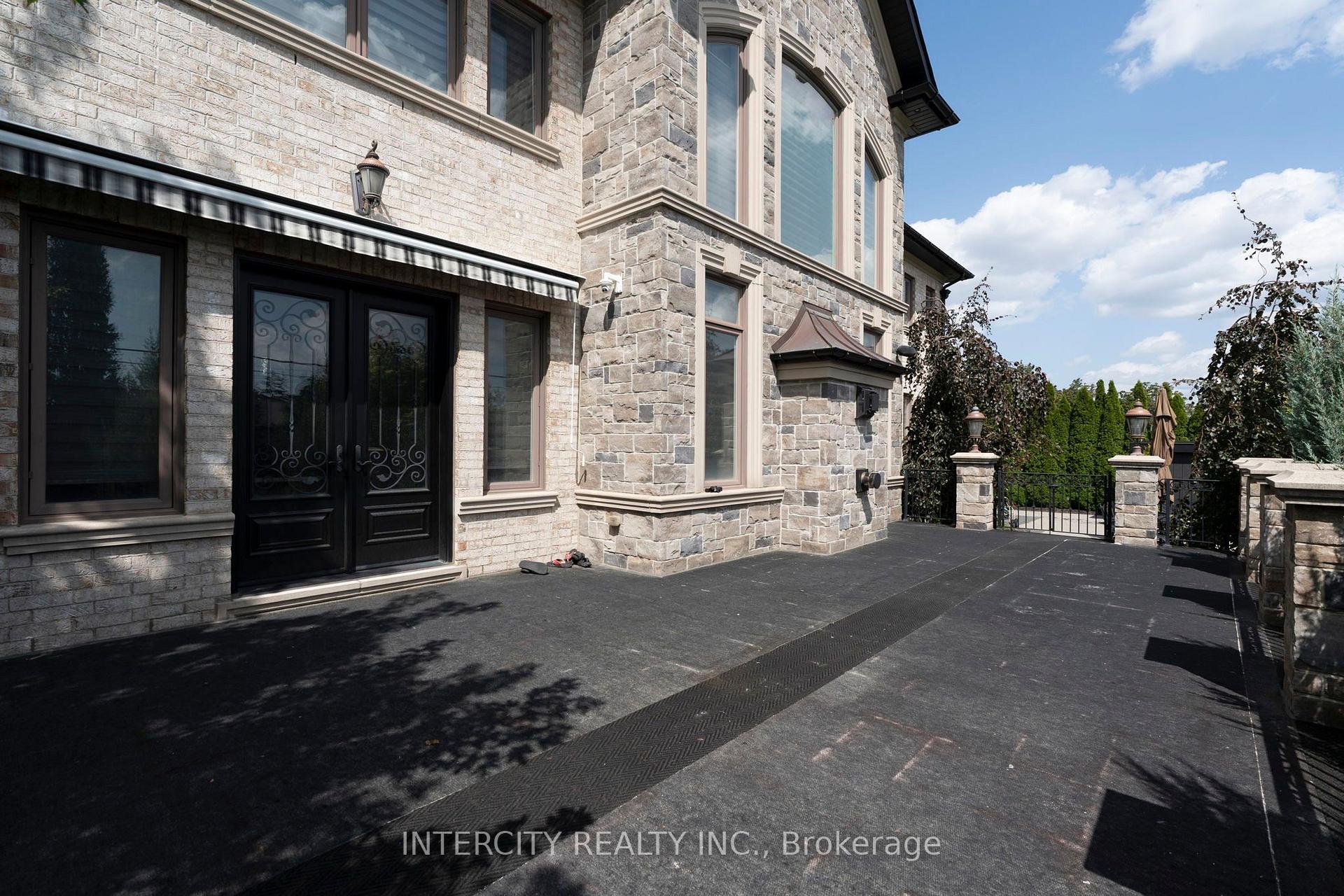 Photo 10 of 27 Rockview Gardens, Vaughan, Concord — HOMEH