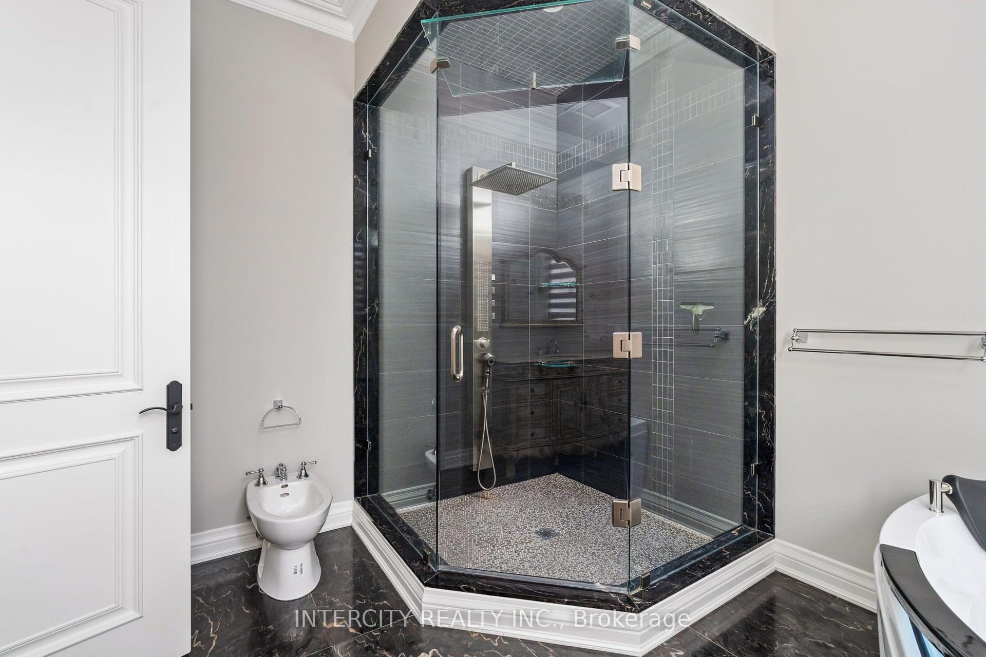 Photo 33 of 27 Rockview Gardens, Vaughan, Concord — HOMEH