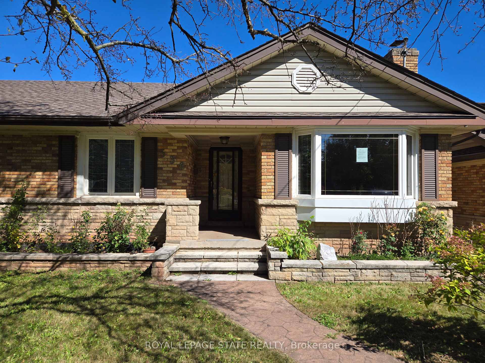 Photo 3 of 538 Main Street W, Grimsby, Grimsby West — HOMEH